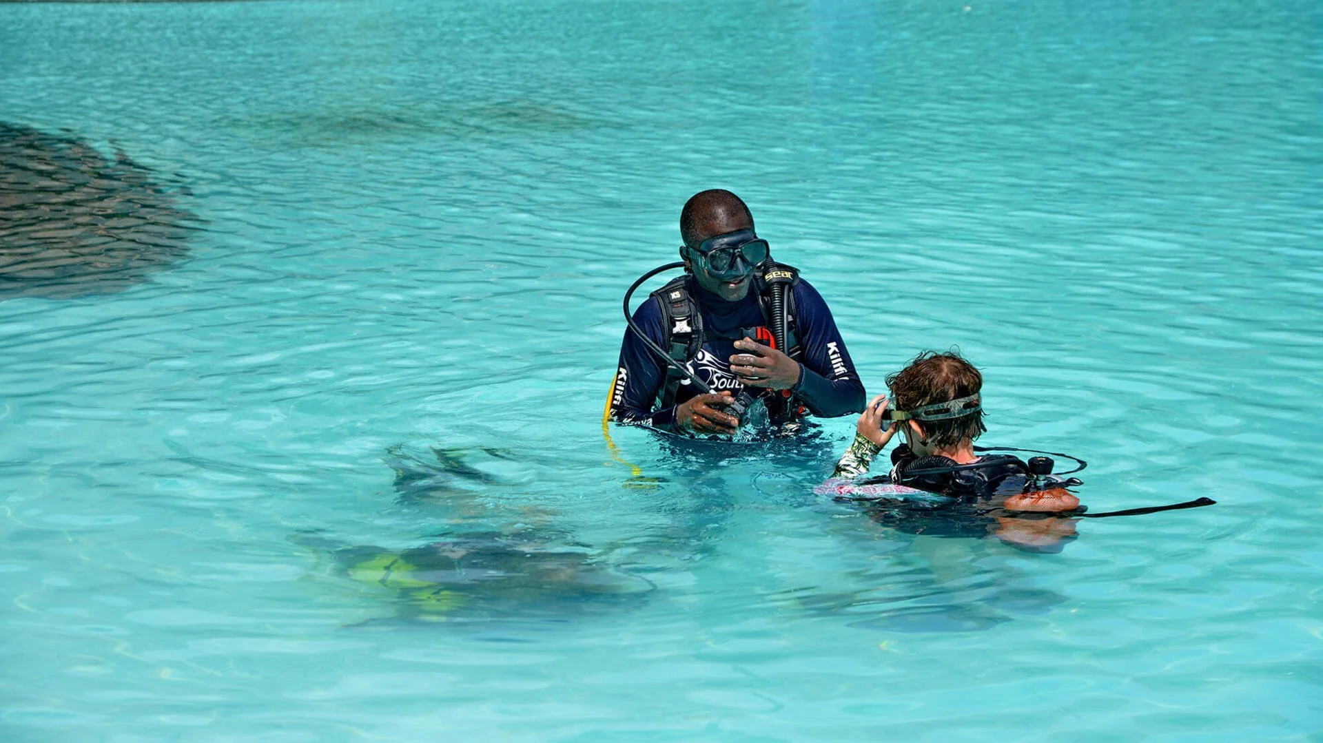 17090298890233_mnaranidivepoolside3.jpg