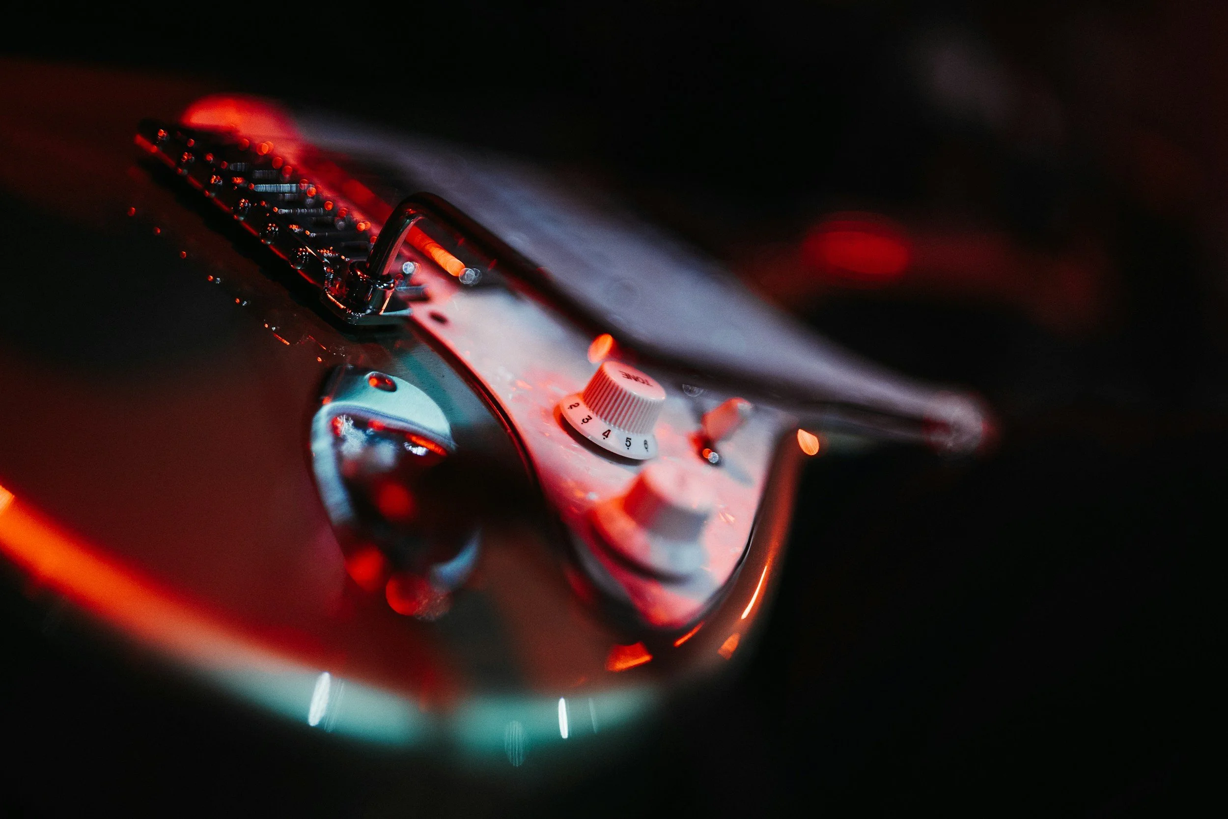 Giradiscos con luz roja, tocadiscos en funcionamiento, con control de volumen y velocidades en el panel.
