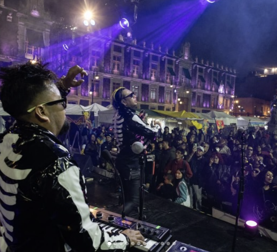 Calaverx en Show en vivo en la Plaza de Santo Domingo en el Centro Histórico de la CDMX