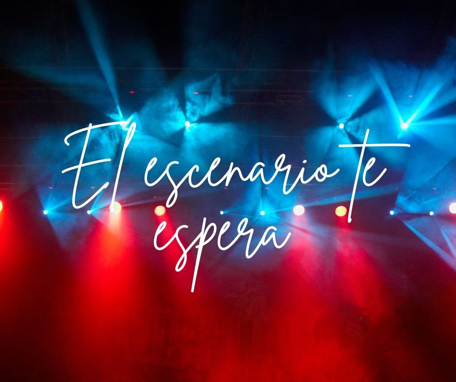 Escenario con luces de colores y humo, con la frase en español 'El escenario te espera' en letra cursiva.