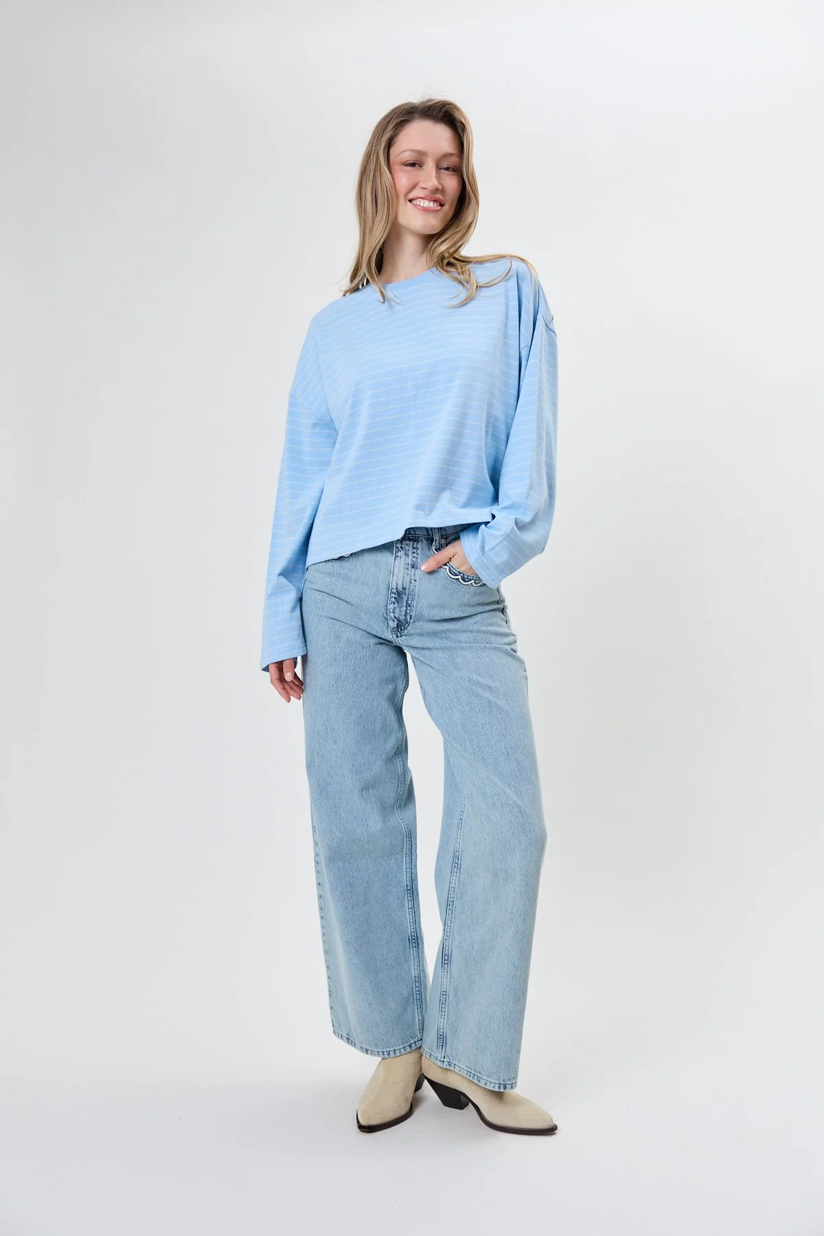 Regular Longsleeve Hot Girls_sky blue_1006042020_361.jpg
