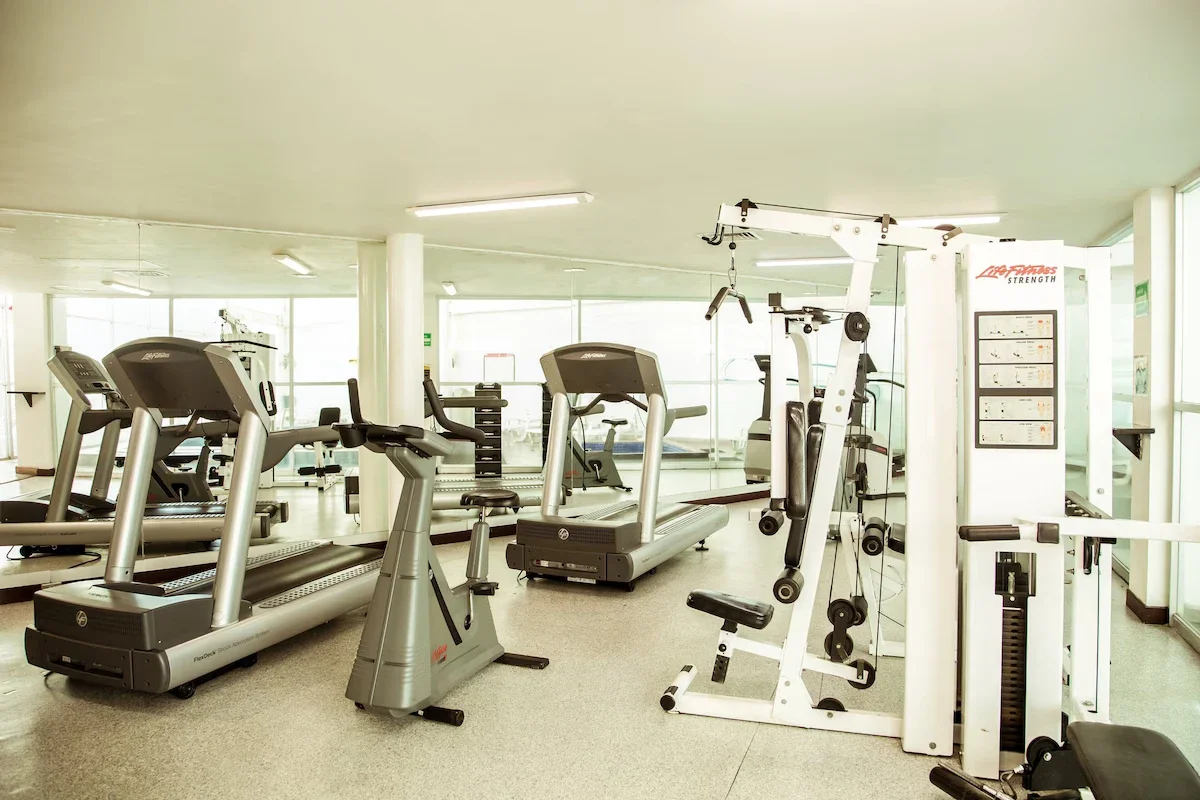 fiesta_inn_gimnasio_89b4cbdd_converted.webp