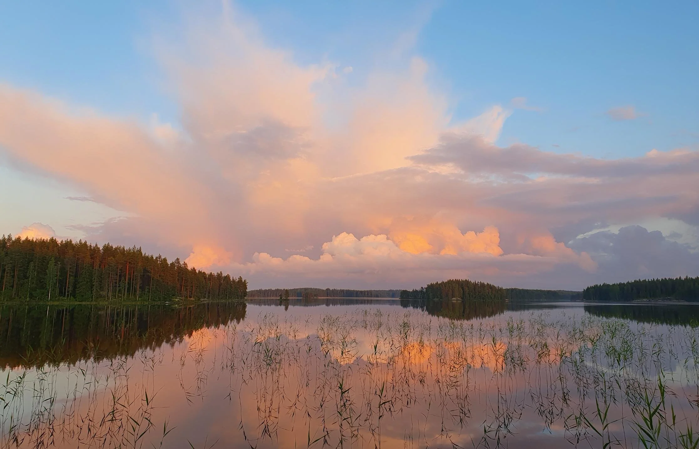 Oranssi auringonlasku järvellä