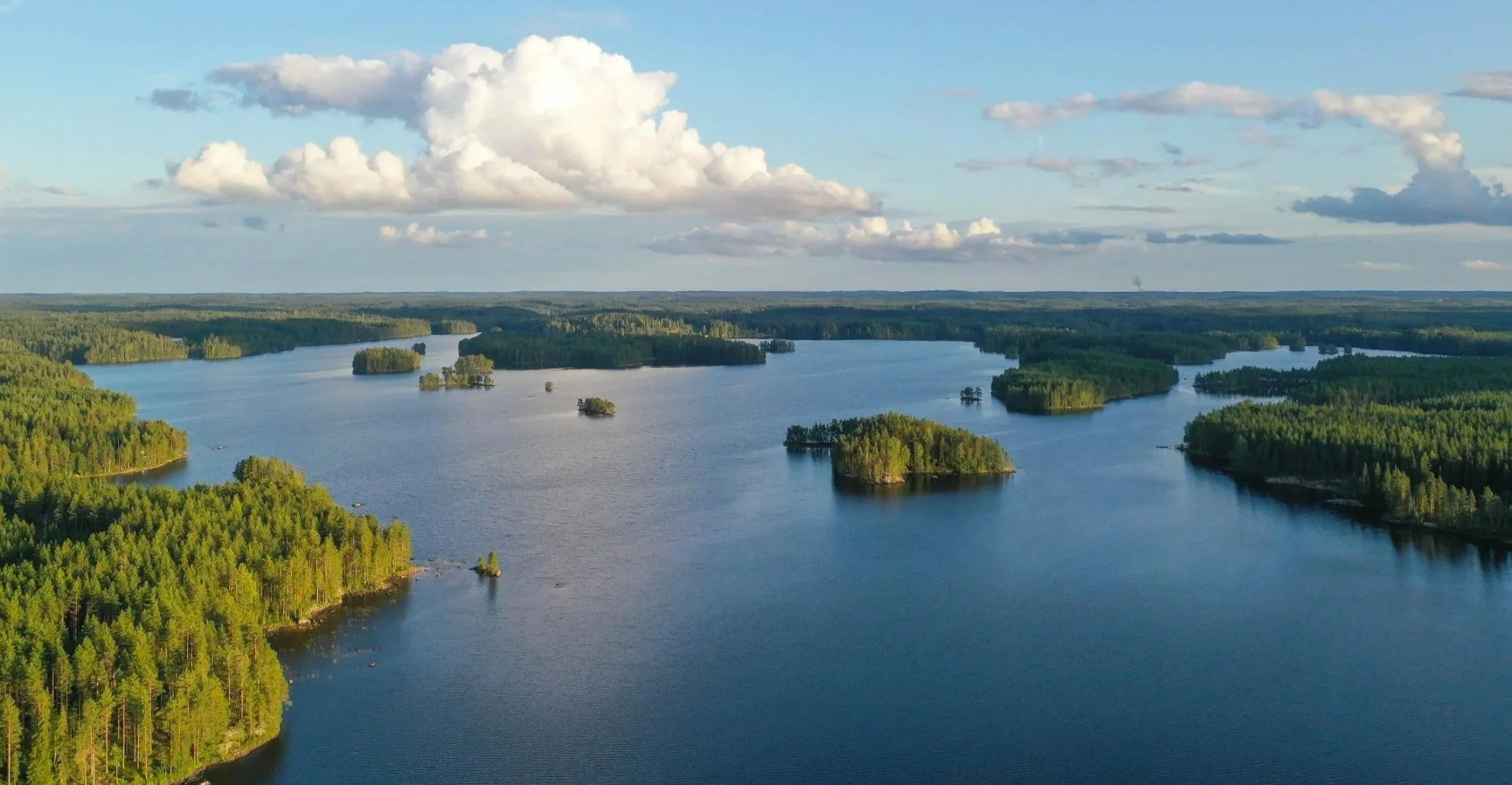 Ilmajärven ilmakuva, jossa näkyy sinistä vesistöä, pieniä saaria sekä havumetsää