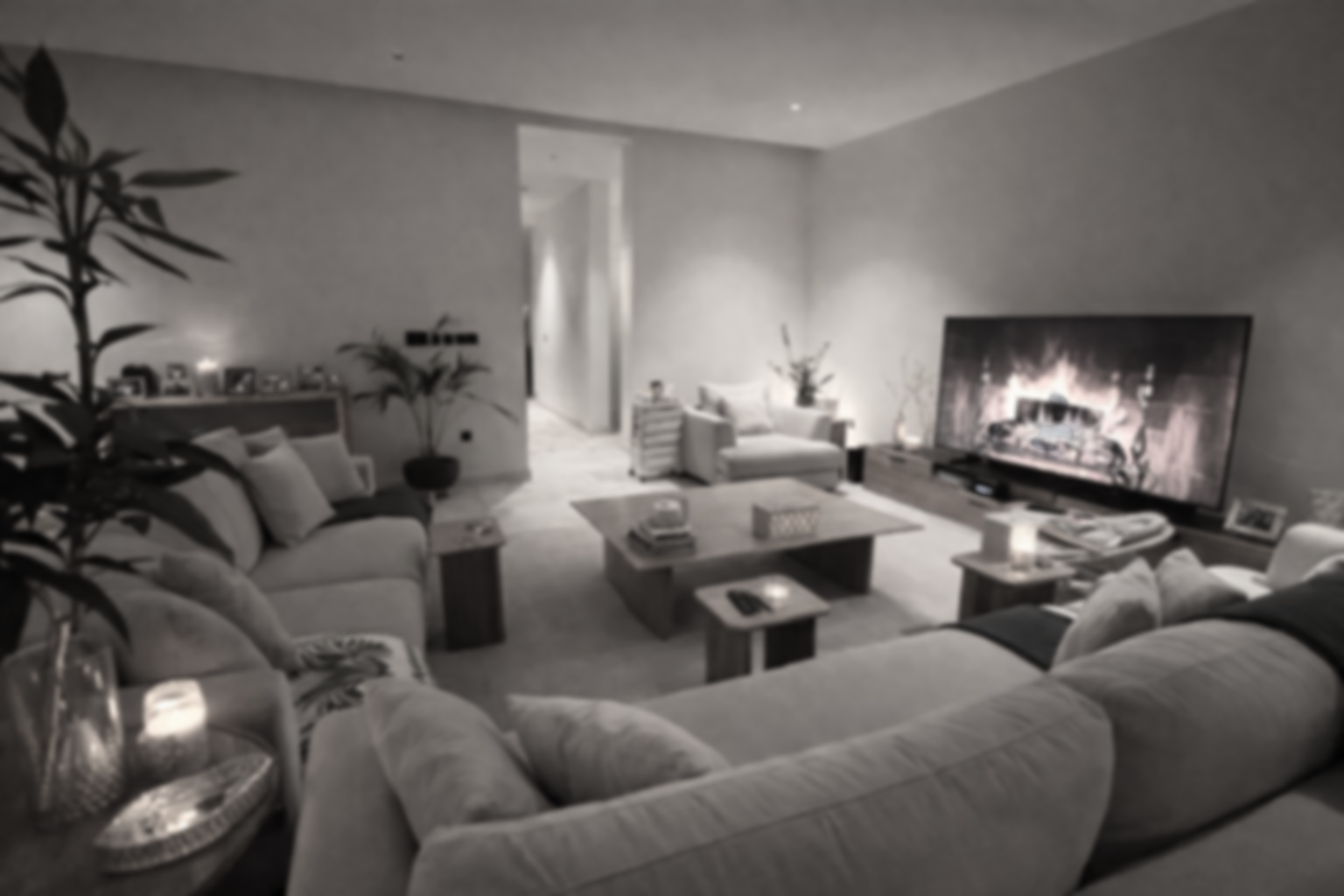 Salon moderne avec canapé, fauteuils, table basse, téléviseur, cheminée, plantes d'intérieur et décoration