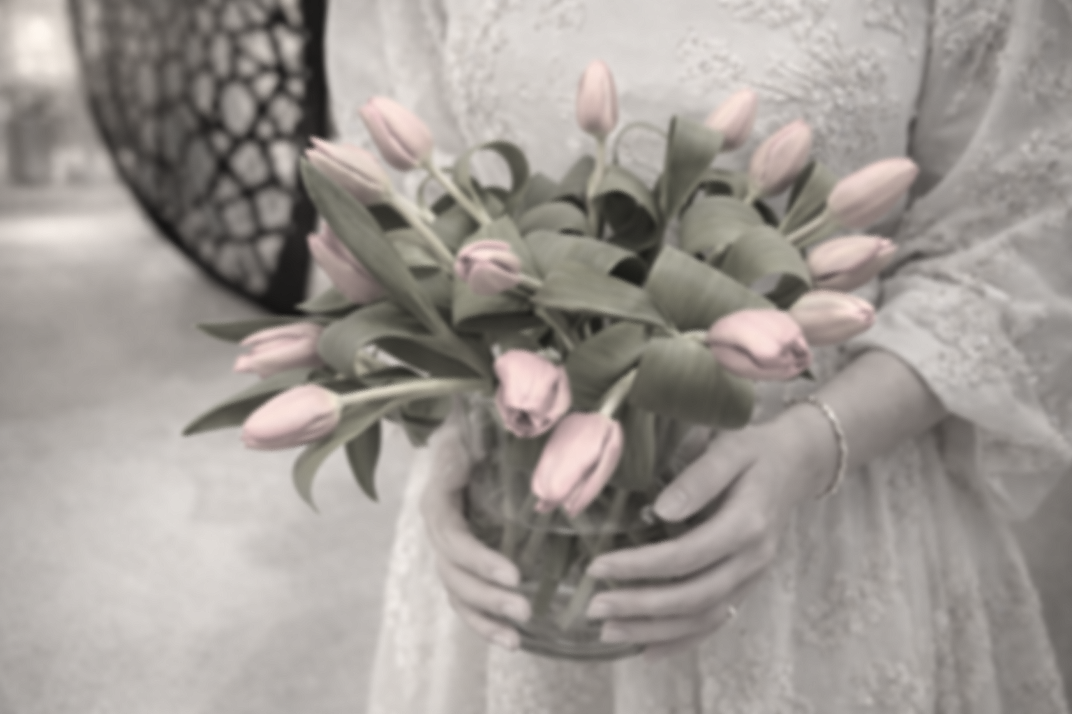 Decoration par un bouquet de tulipes roses dans un vase en verre. 