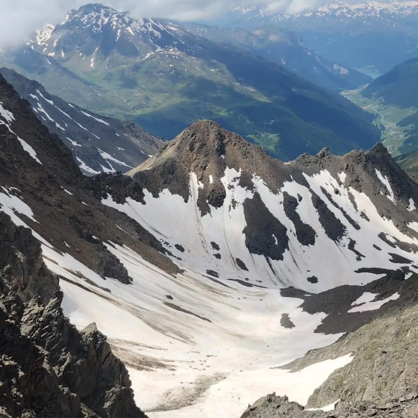 פסח הוא חג החירות, ובשבילי חירות אמיתית נמצאת שם, בין הפסגות המושלגות לאגמים הצלולים. 🏔️
​השנה, כשאנחנו חוגגים את היציאה מעבדות לחירות, בצל המלחמה, אני מאחלת לכל אחד ואחת מכם למצוא את ה'טירול' הפרטי שלו. את המקום שבו הנשימה עמוקה יותר, הנוף פתוח יות