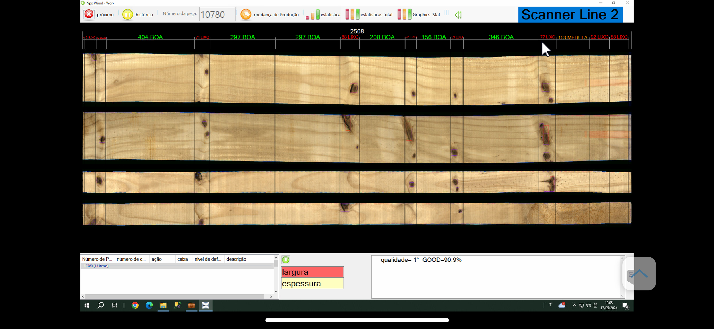 Schermata di un software di scansione legno con quattro pannelli di assi di legno, linee di misurazione e dati sulla qualità e le dimensioni del legno.