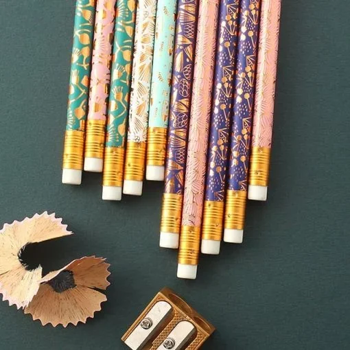 Crayons colorés, taille-crayon et épluchures de crayons