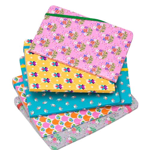 Six paquets de tissus colorés superposés avec des motifs floraux, géométriques et abstraits.