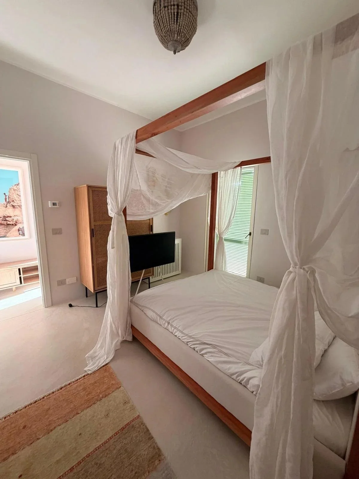 Bedroom with four-poster bed at Masseria Coucou