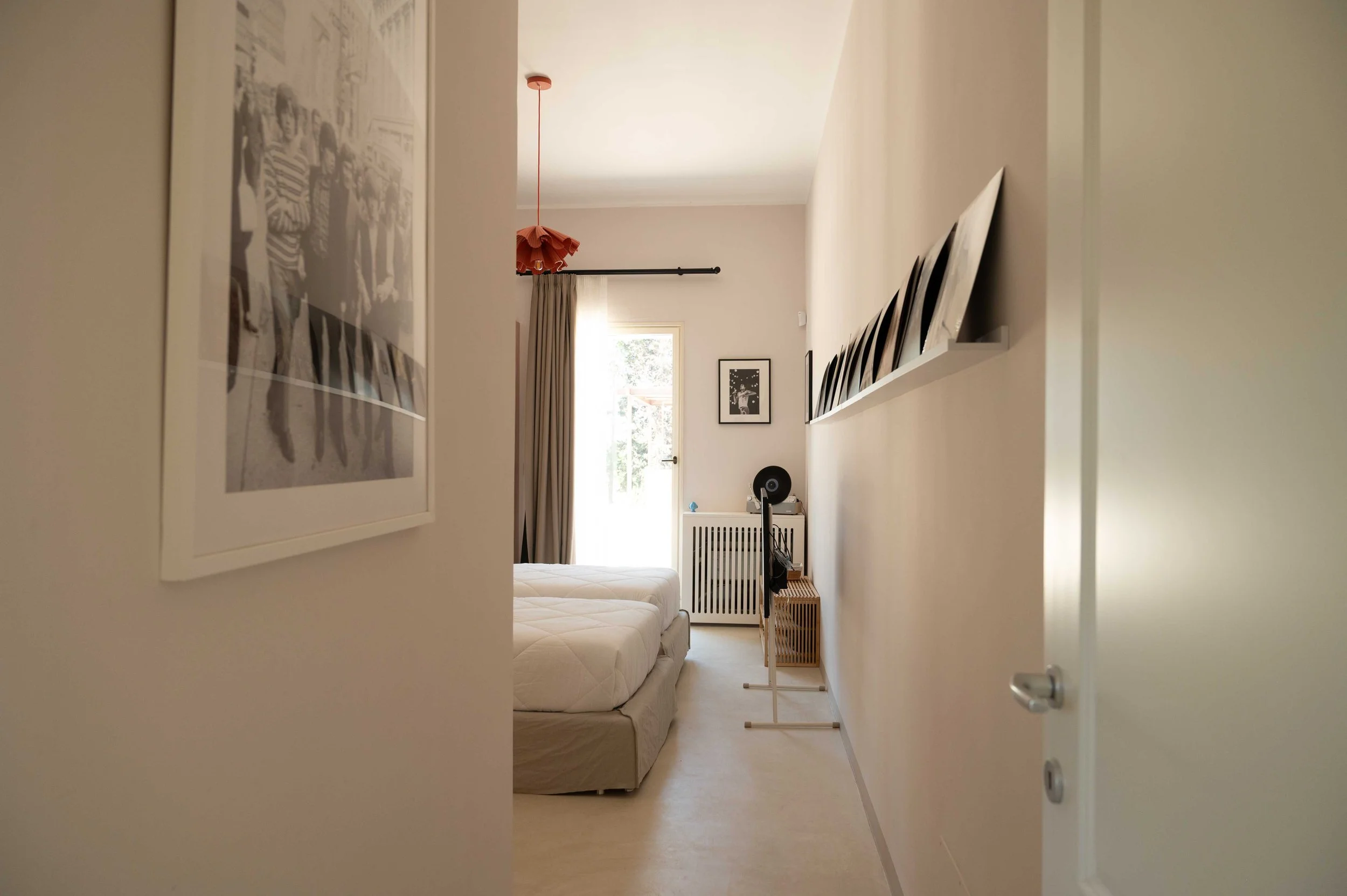 Bedroom with 2 single beds