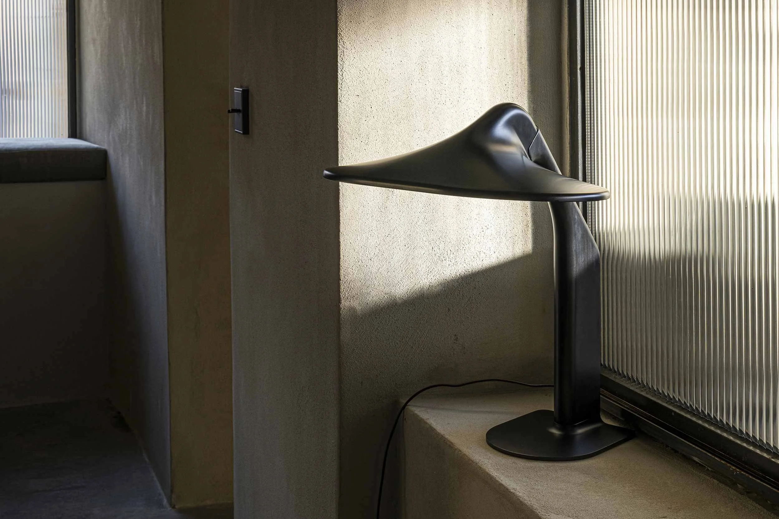 Niwaki table lamp with a black lampsgade