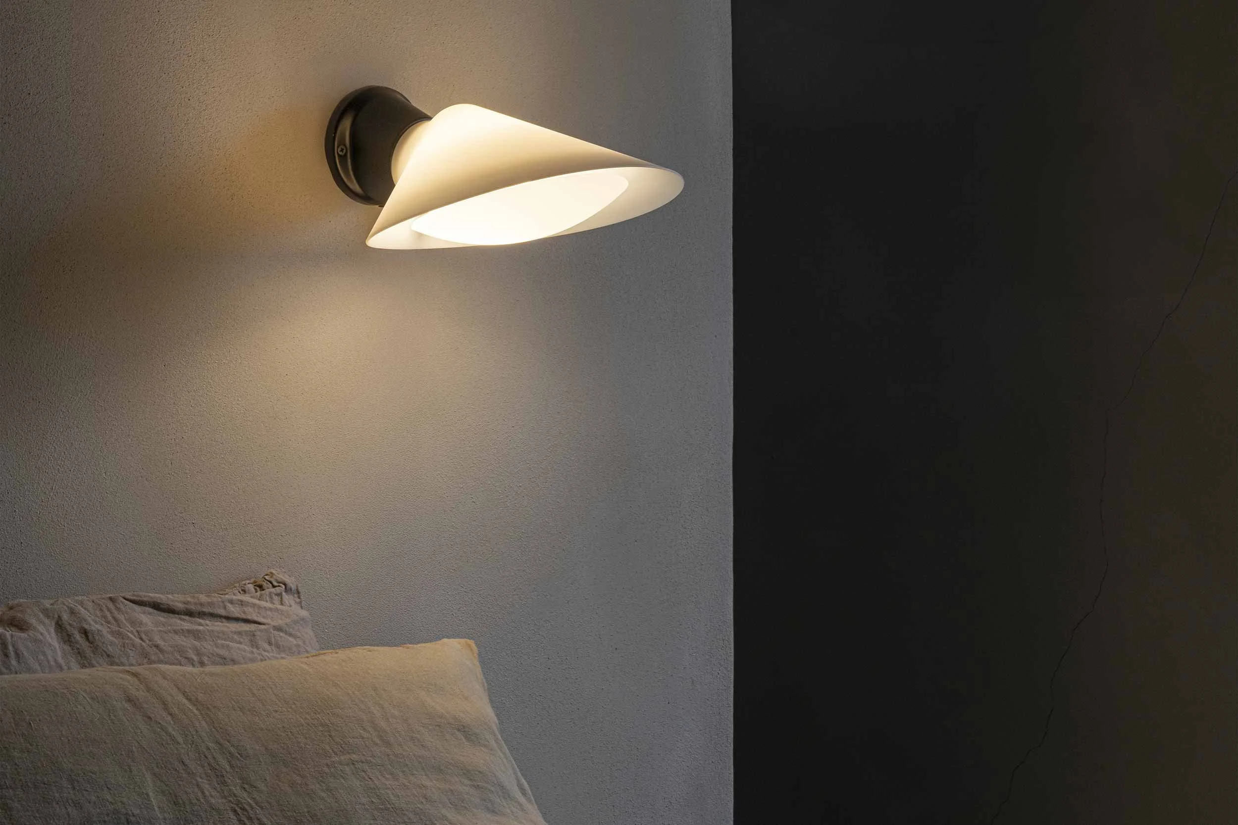 Plume wall lamp in ceramic or polycarbonate