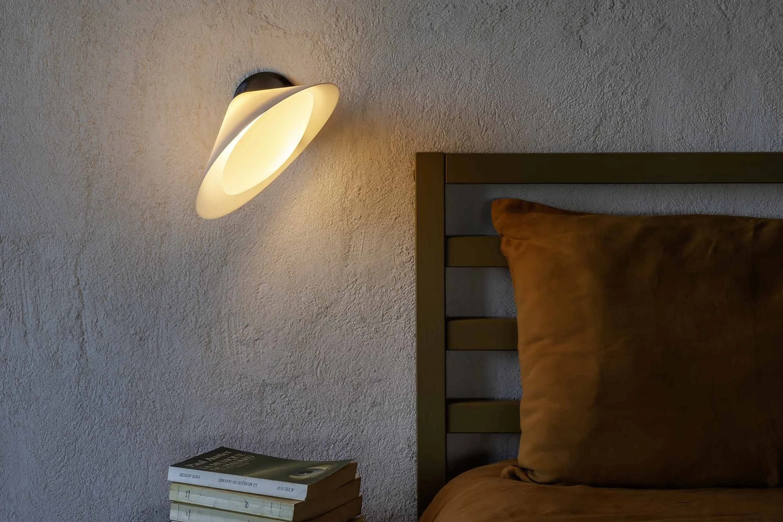 Rotating wall lamp in ceramic or polycarbonate