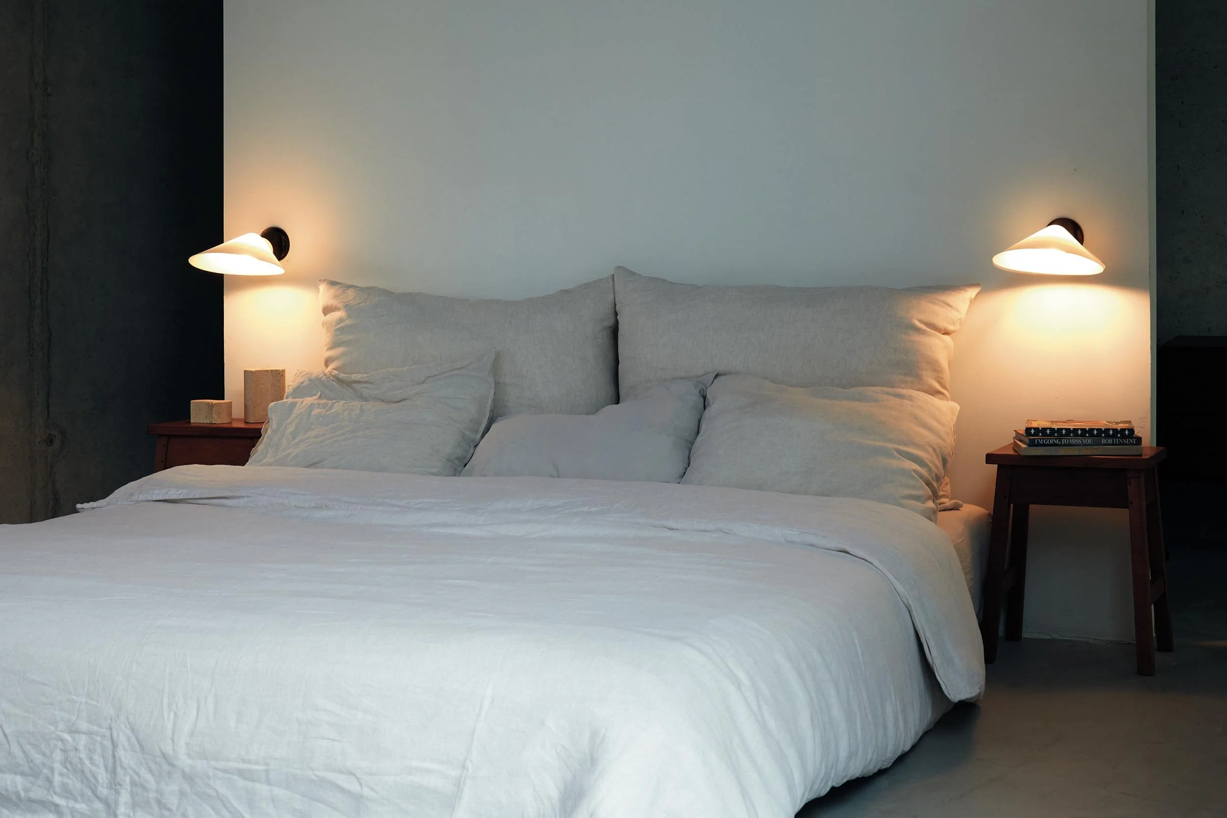 Plume wall lamp in ceramic or polycarbonate as a bed light
