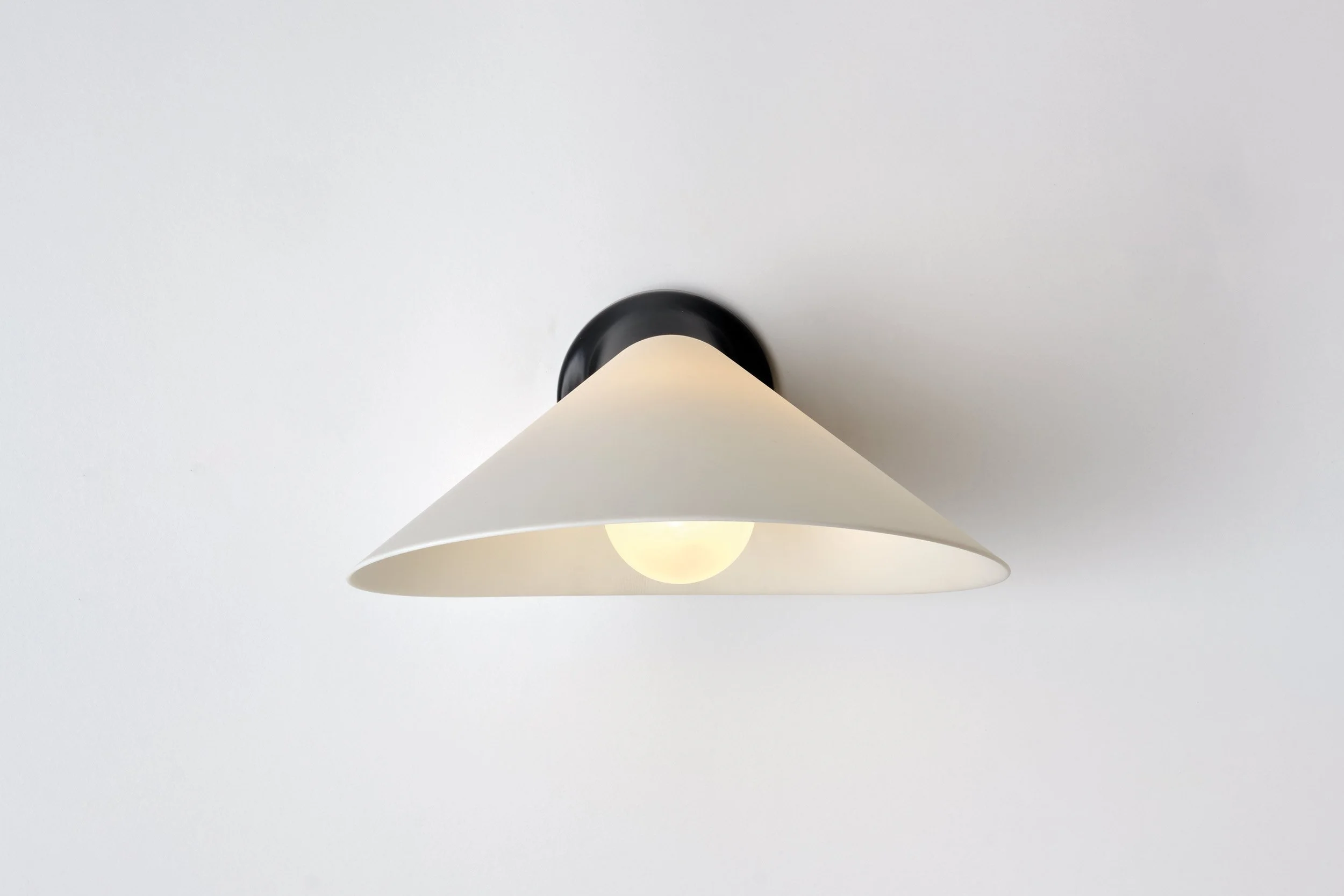 Plume wall lamp in ceramic or polycarbonate