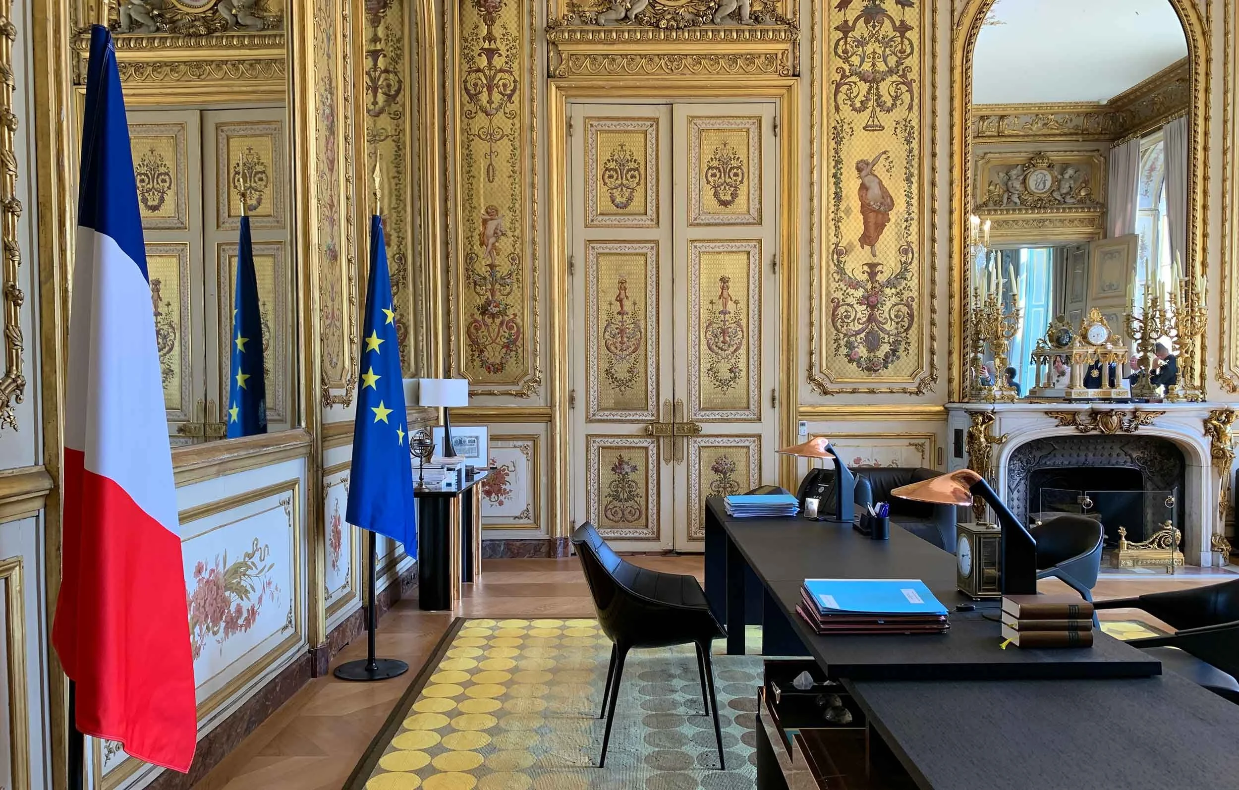 Ombre Portée table lamps on Emmanuel Macron French President's desk