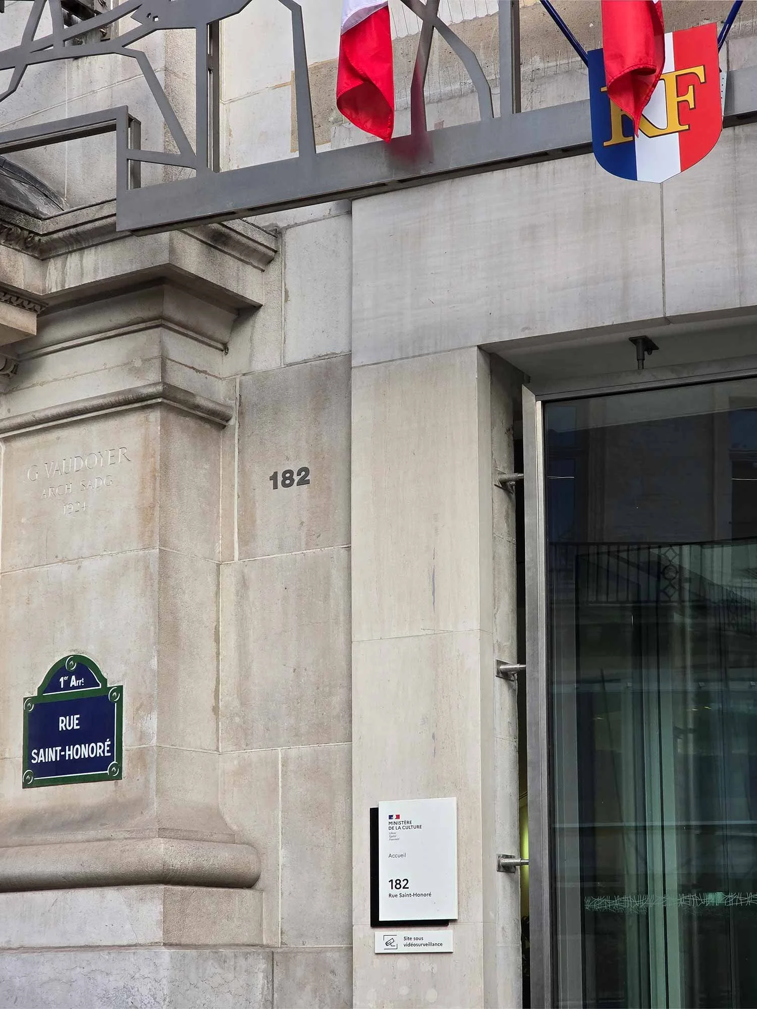 Entry signage Rue Saint-Honoré