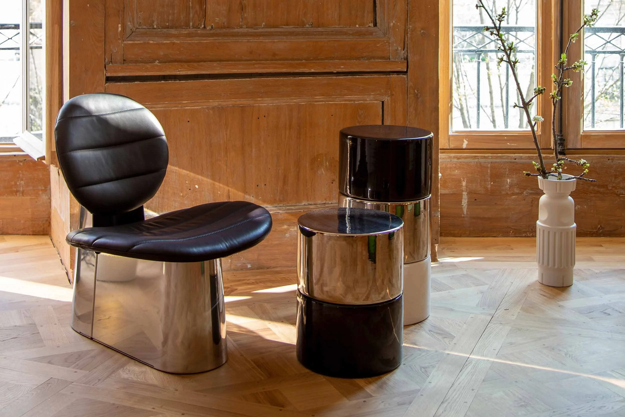 Pilota lounge chair in black leather and chrome base