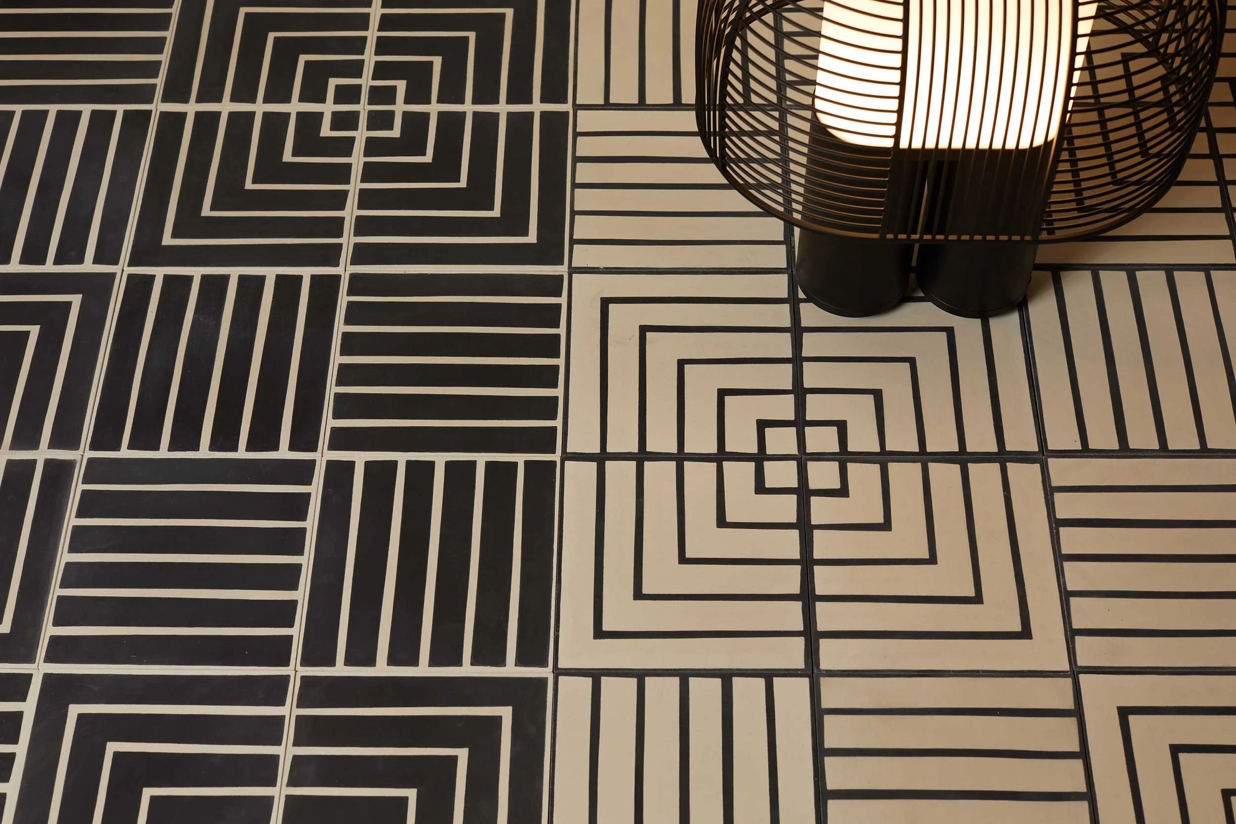 Same pattern with a black or whitebackground composition