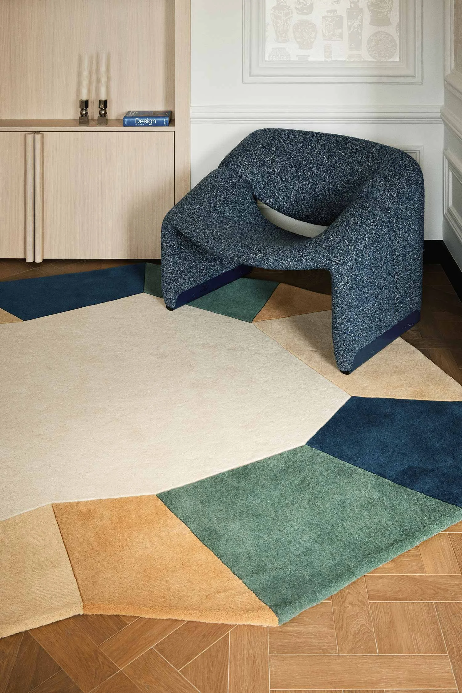 The Facette rug in a cosy living room