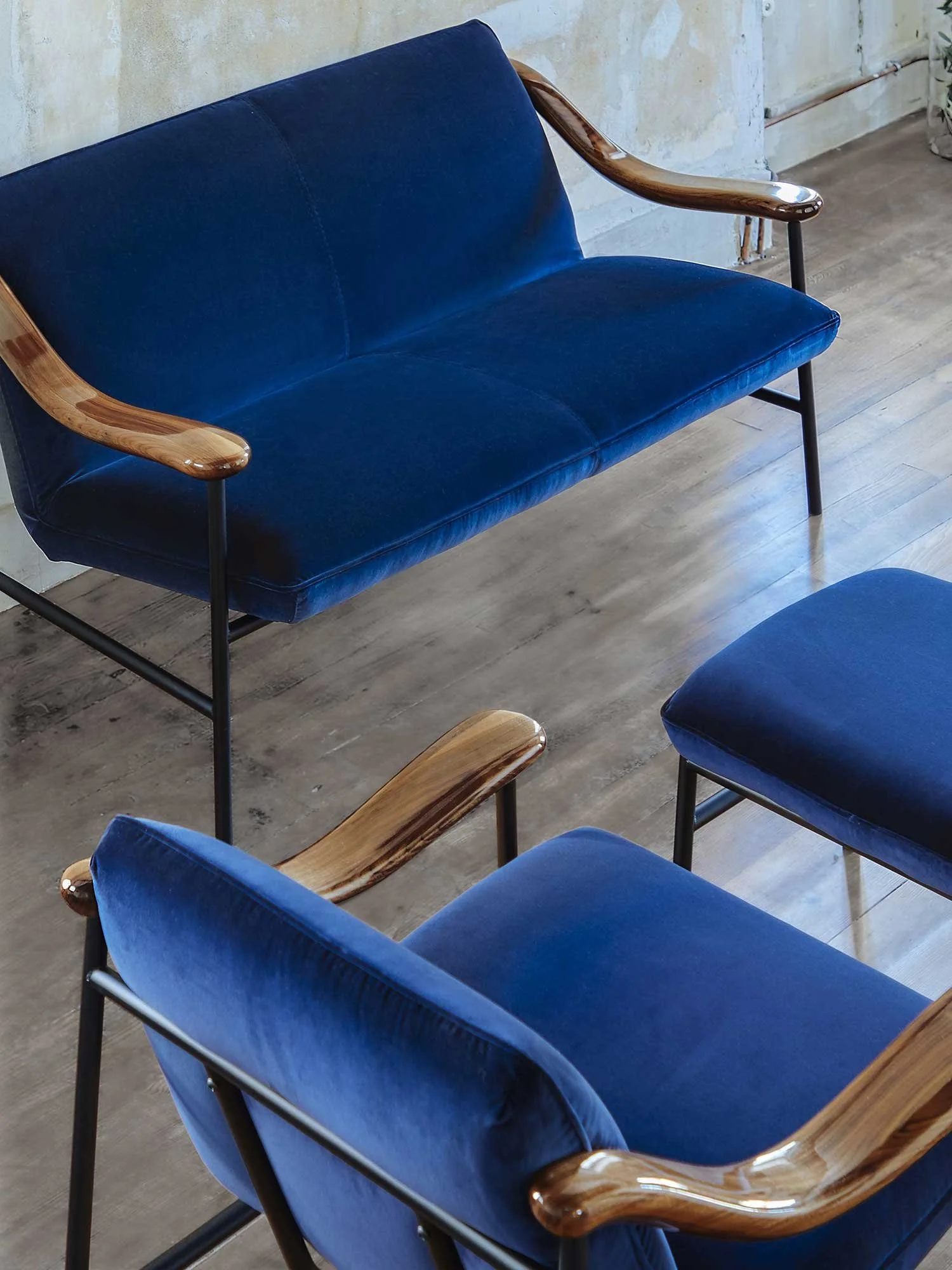 Sofa, armchair and ottoman with walnut armrests