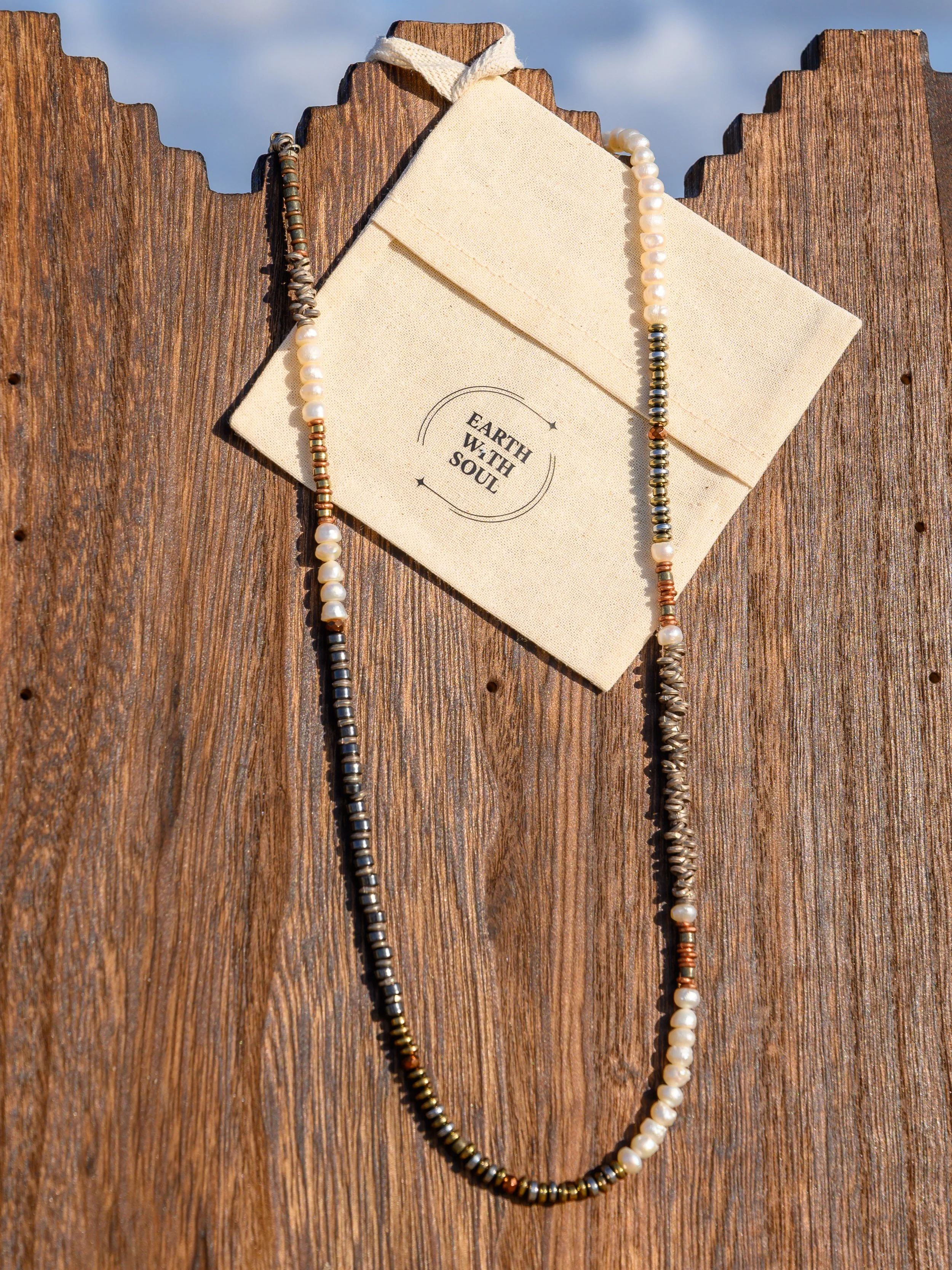 NR. 1 
Fresh water irregular pearl*Hematite*Copper 