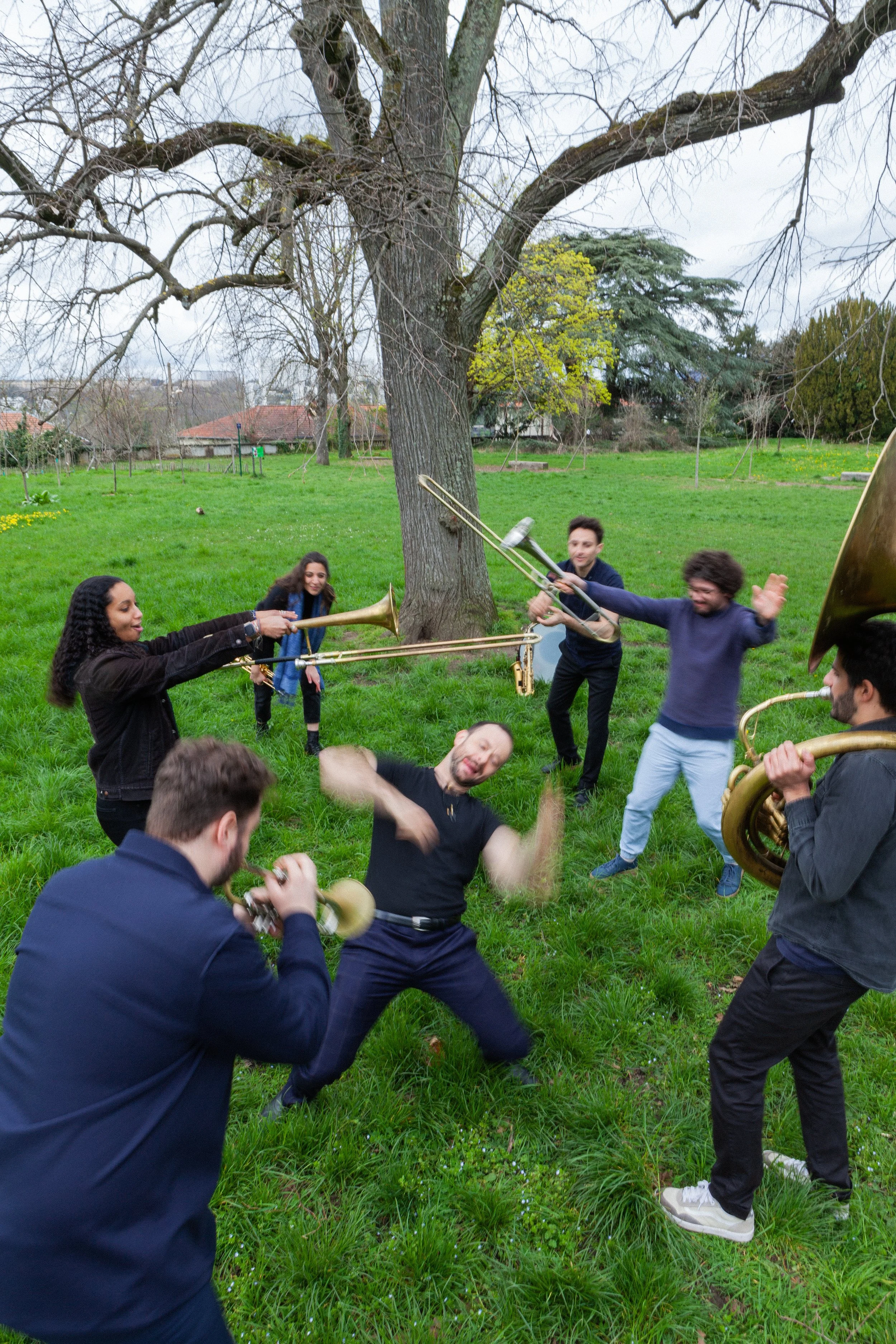 photo scène de vie danse rires nature arbres