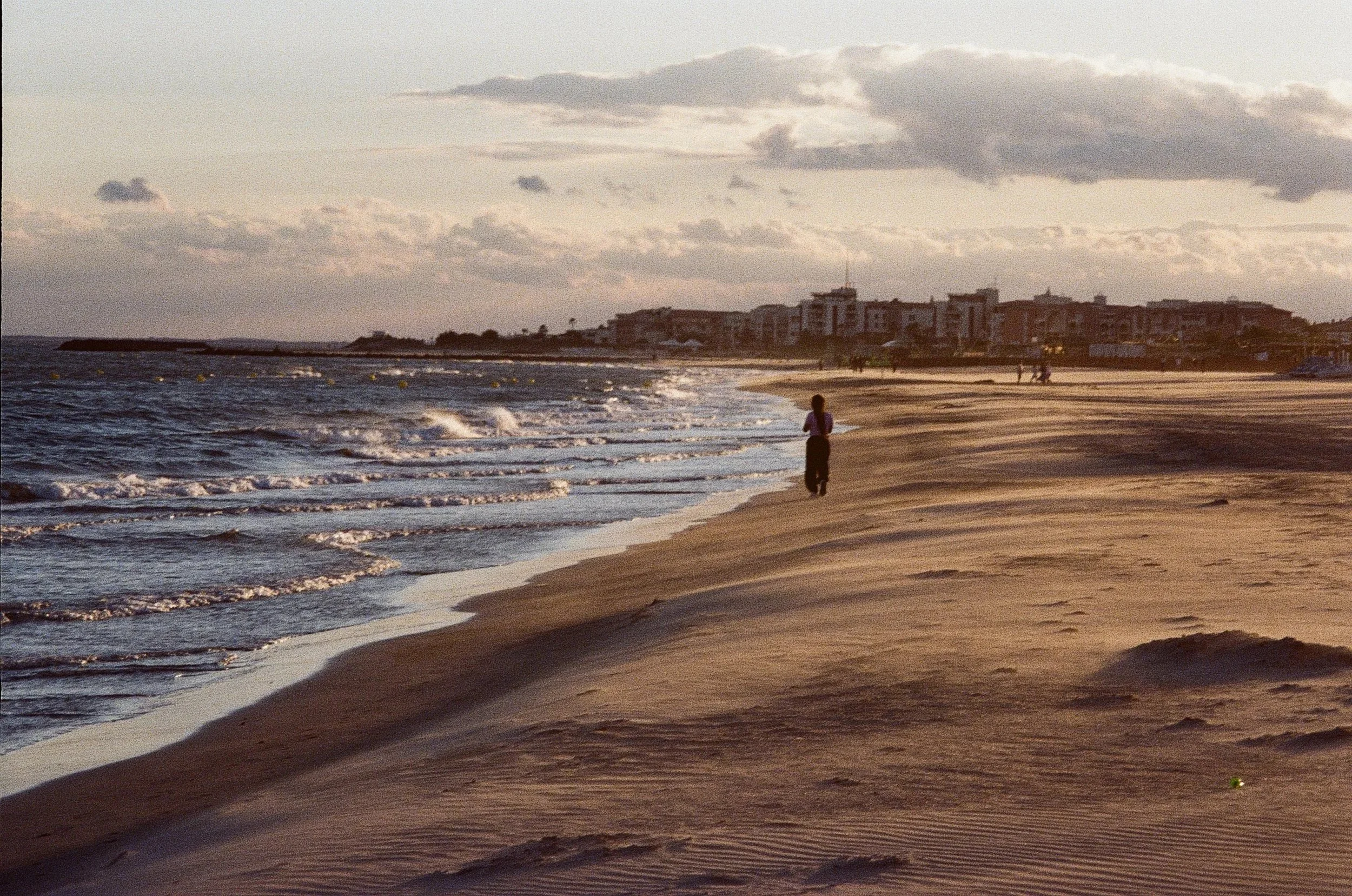 Photo argentique femme sur plage - Peter the moon.jpg
