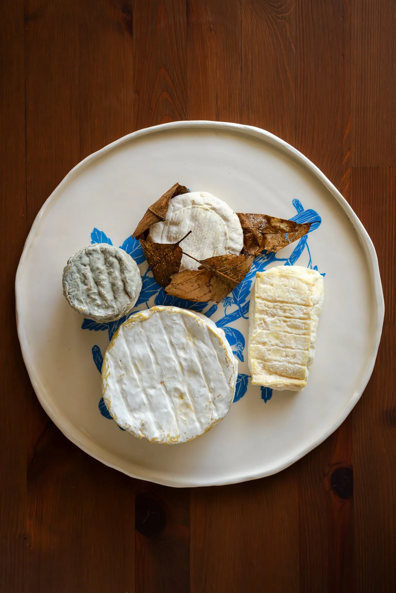 Plateau de fromages composé d'un Chaource AOP, un Banon AOP, un Clacbitou (fromage de chèvre semblable à un Charolais) ainsi qu'un Lingot de Cocagne, petit lactique de brebis, très crémeux. Vue du dessus.