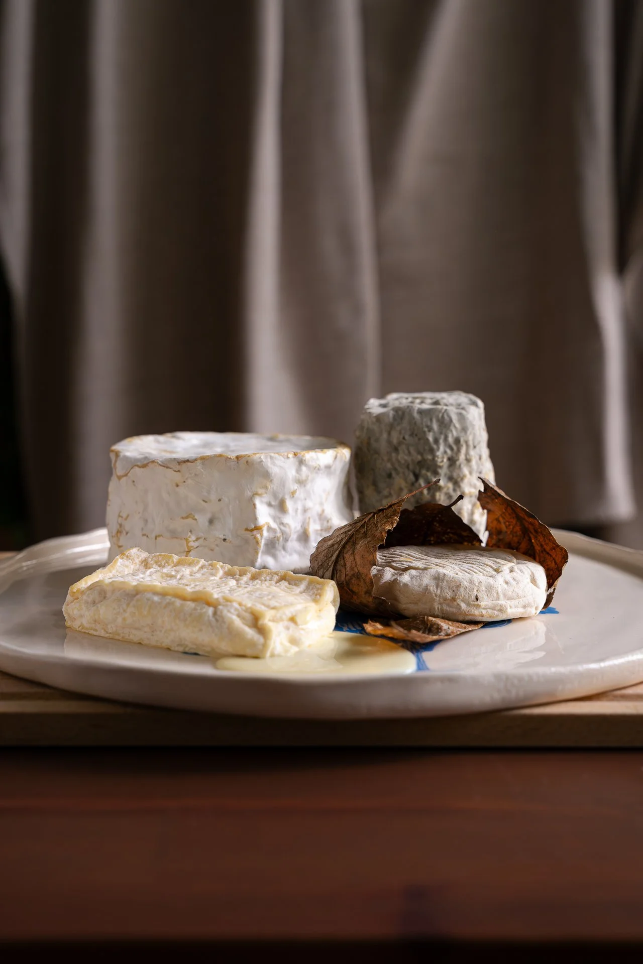 Plateau de fromages composé d'un Chaource AOP, un Banon AOP, un Clacbitou (fromage de chèvre semblable à un Charolais) ainsi qu'un Lingot de Cocagne, petit lactique de brebis, très crémeux. Vue frontale.