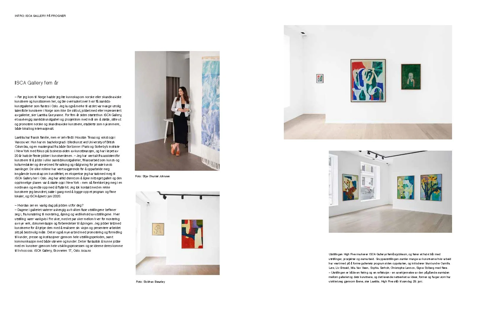 Artgalleri med hvite vegger, utsmykket med abstrakte malerier i sterke farger, store vinduer, og tre bilder satt opp på veggen. En person som står ved et hjørne av rommet. Silje Chantel