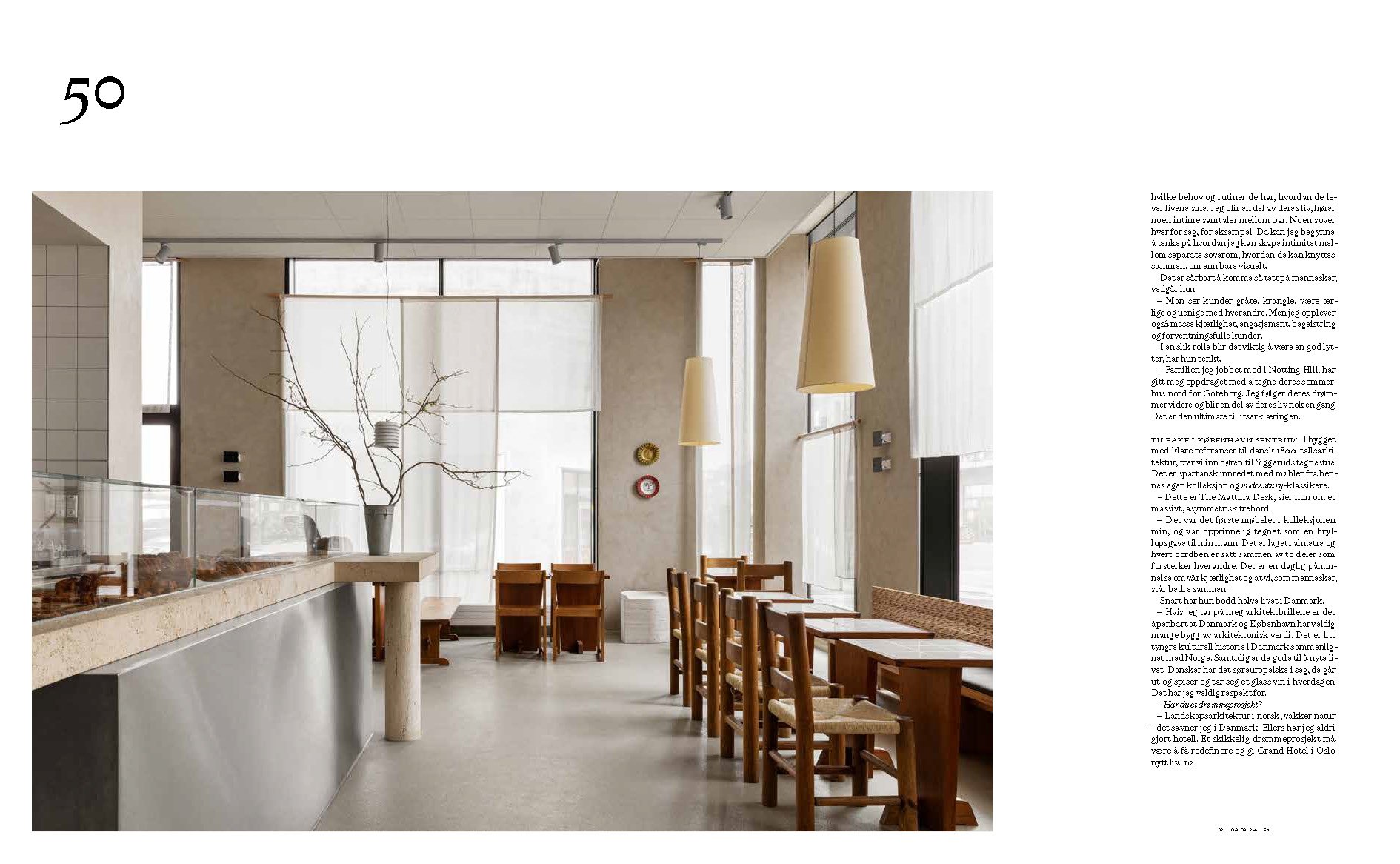 Interiør av en moderne kafé med store vinduer, trestoler og lang barbord med benk, dekorert med hengende lamper og veggklokker. Silje Chantel