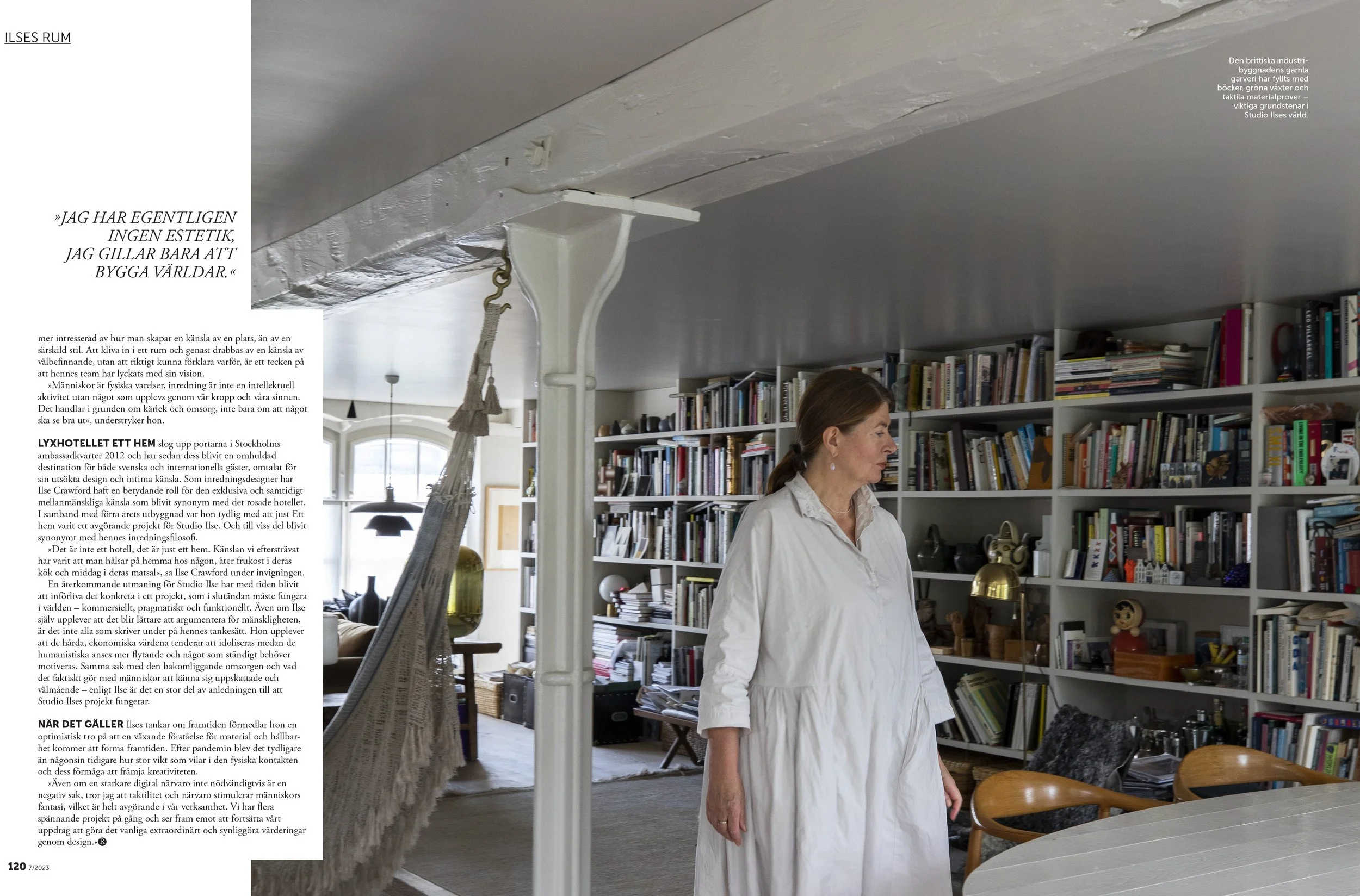 Et bilde av en kvinne i hvit skjorte som står i et rom med hyller fylt med bøker, dekorative gjenstander og kunstverk. Der er også store vinduer i bakgrunnen. Silje Chantel