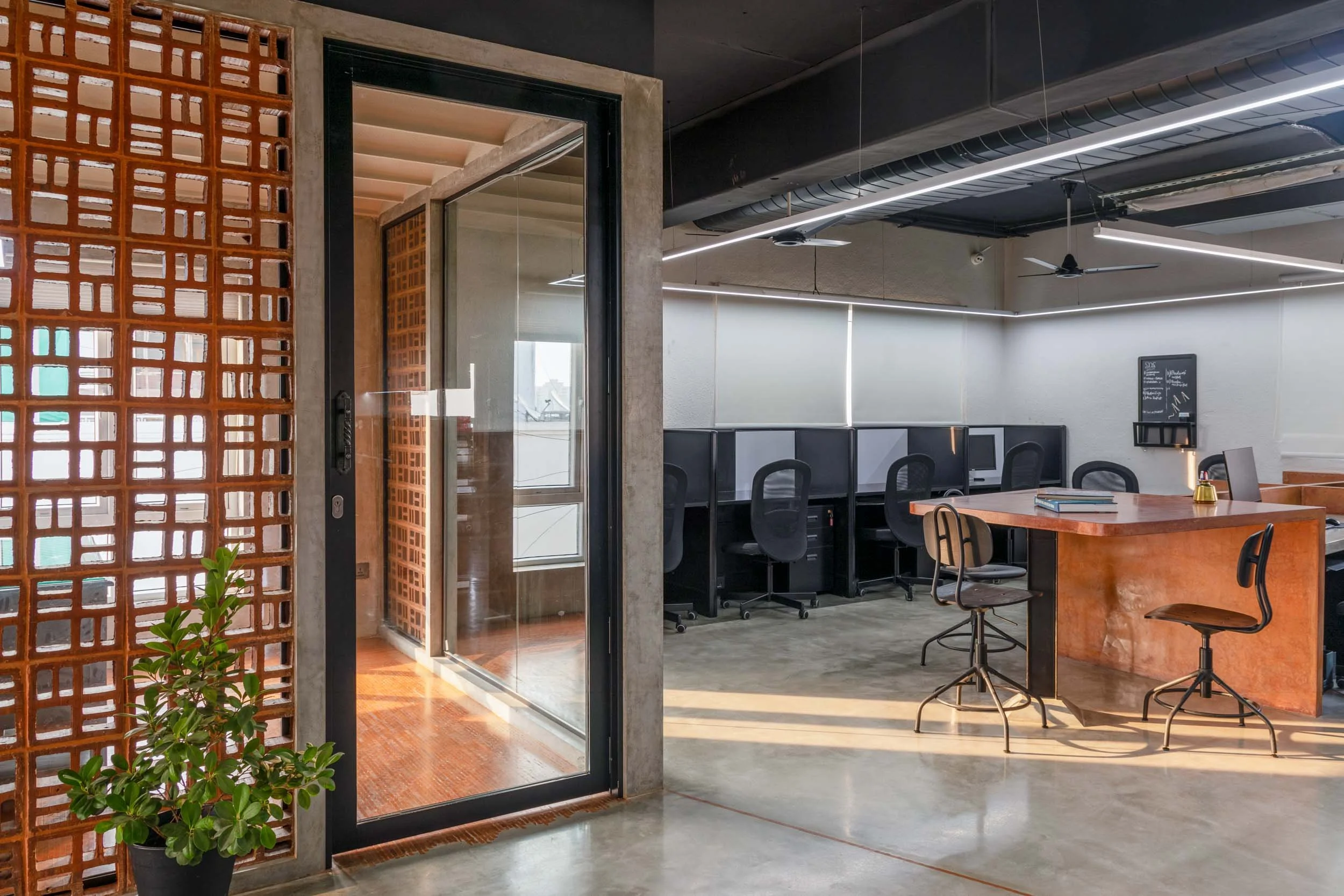 suggest
Commercial interior photography showcasing an industrial-style corporate workspace, highlighting a raised meeting area, open ceilings, and modern office design