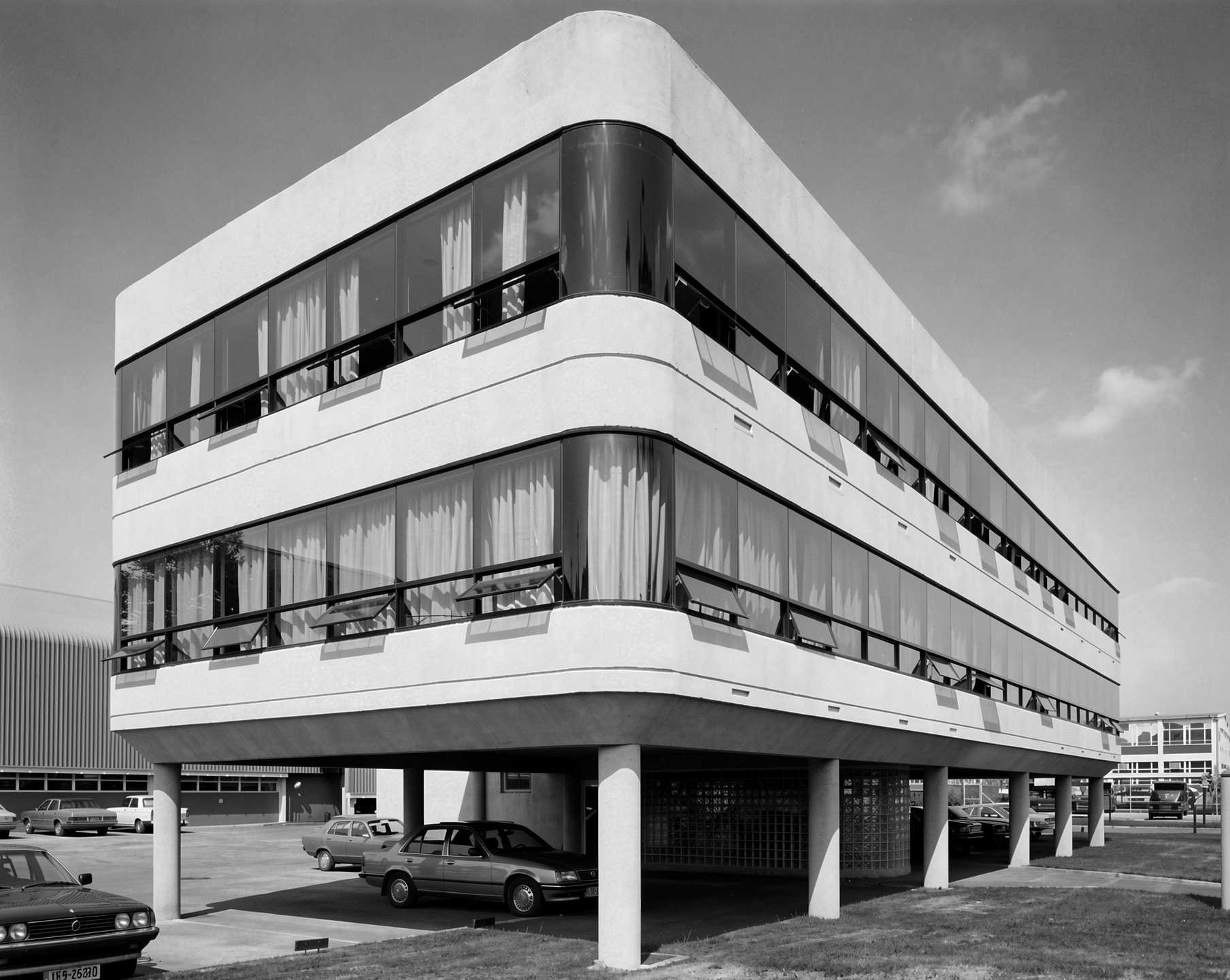 VICTOR KENT OFFICE 02.png
