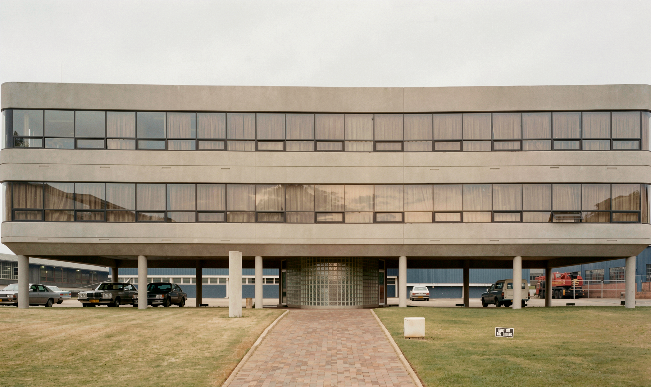 VICTOR KENT OFFICE 03.png