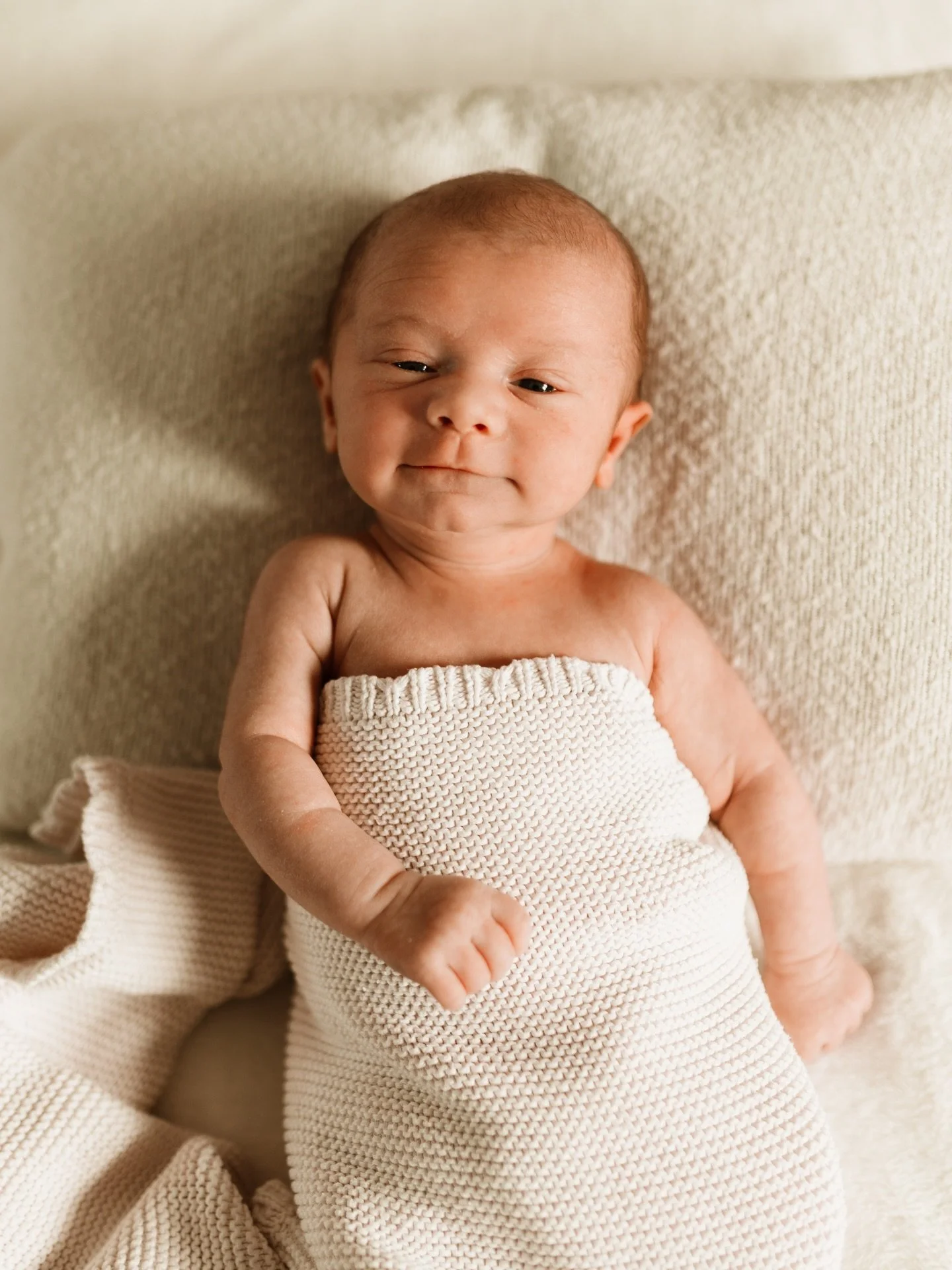 Hello sweet, smiley boy! 🤍 George you are so loved and I already can tell you will be a little sunshine. Thank you for welcoming me into your home to take photos of your first weeks with your gorgeous boy, Emillie and Liam 🥰 

Captured: Emillie, Li