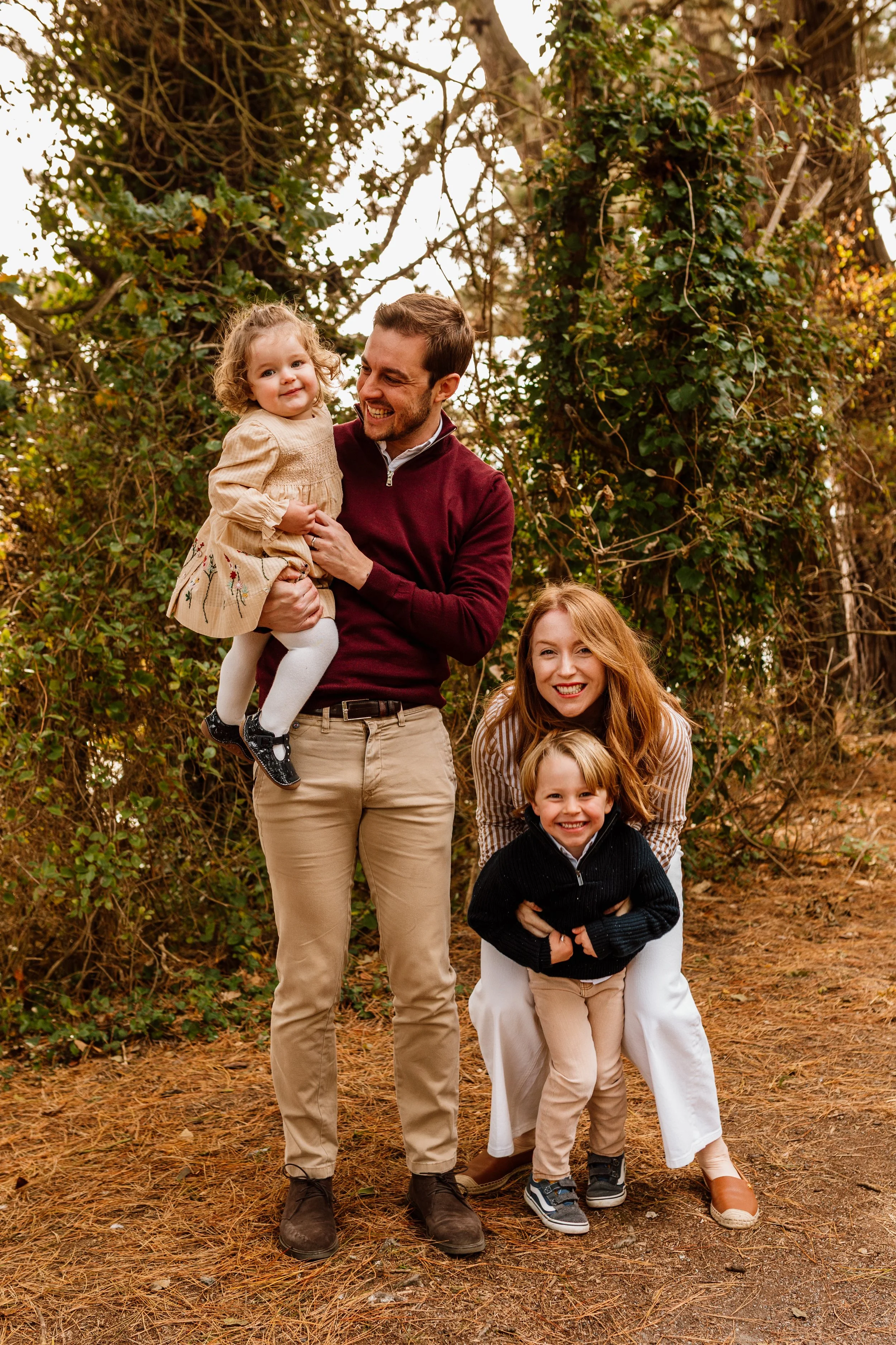 Relaxed outdoor family photography session in Oakville with a natural feel