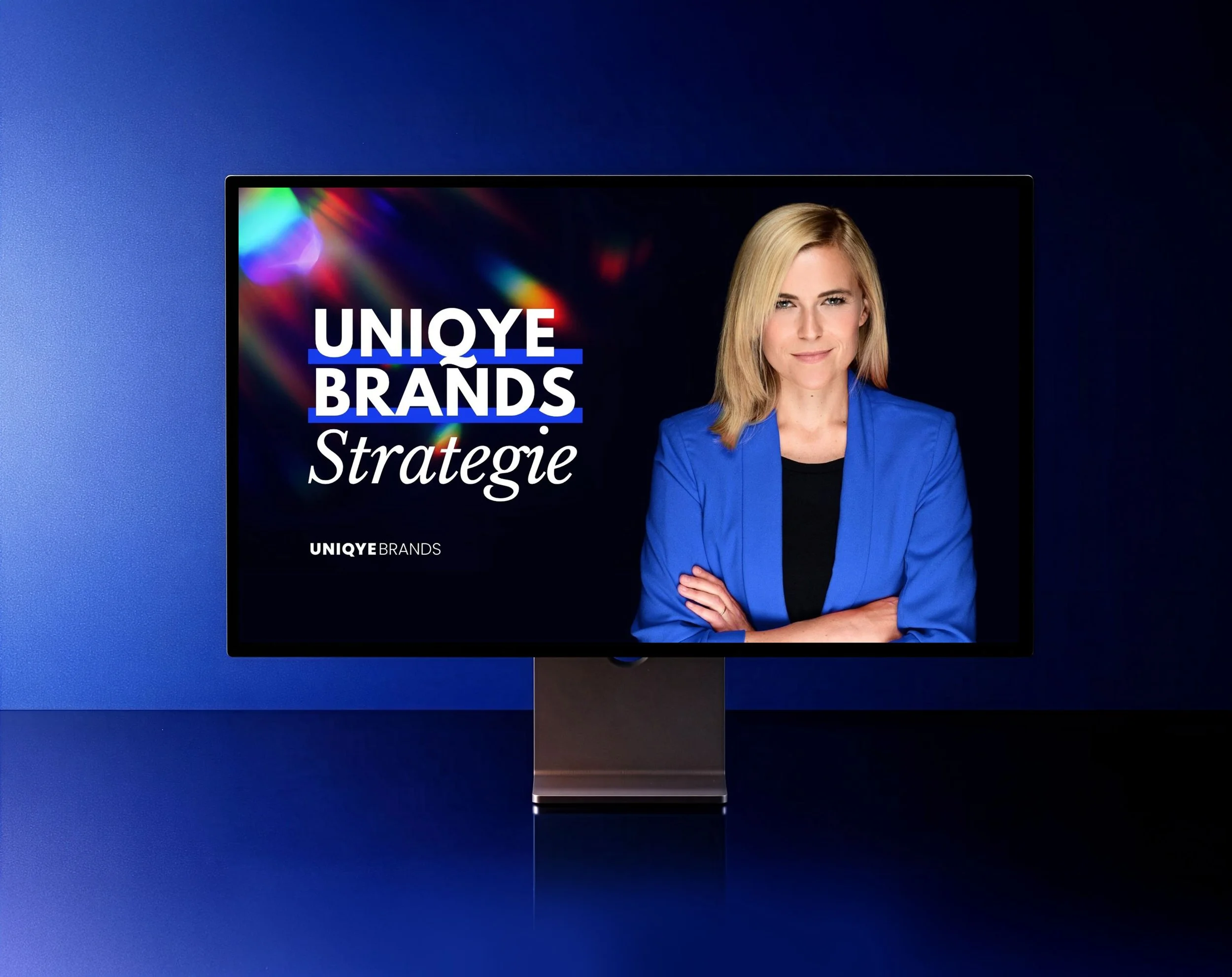 Ein Bildschirm zeigt ein Porträt einer Frau in blauer Jacke vor einem schwarzen Hintergrund, daneben steht der Text "UNIQYE BRANDS Strategien".