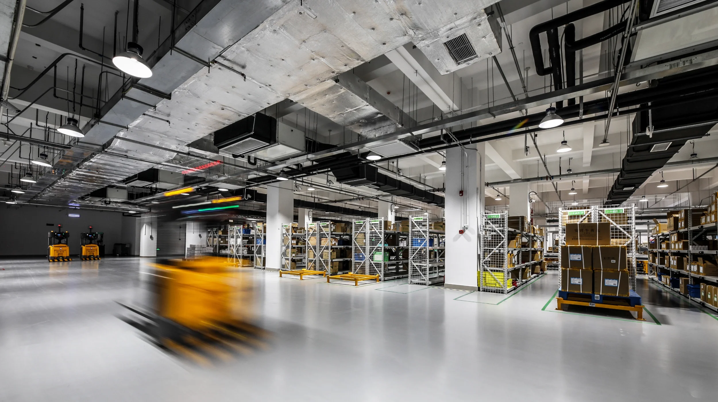 Ein sauberes und gut strukturiertes Industrielager mit Regalsystemen, das für die effiziente Verwaltung von Materialkosten und die nachweisbare Reduzierung von Einkaufskosten steht.