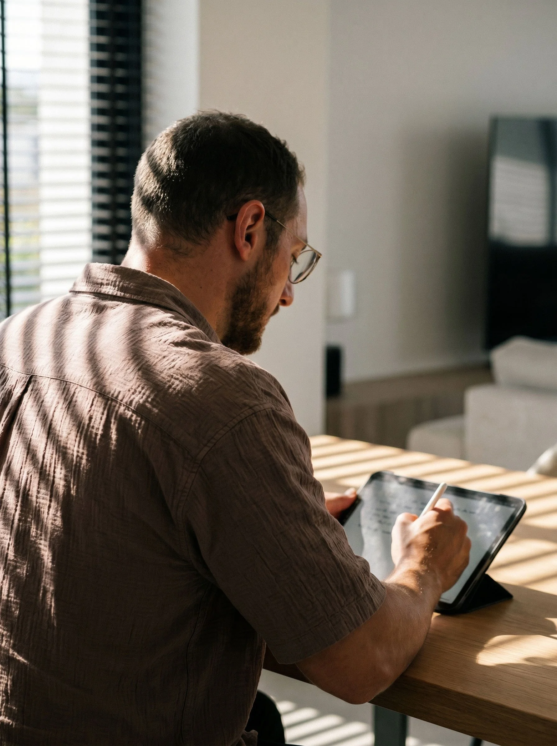 Jan-Rene Michelberger während der Arbeit mit seinem iPad.