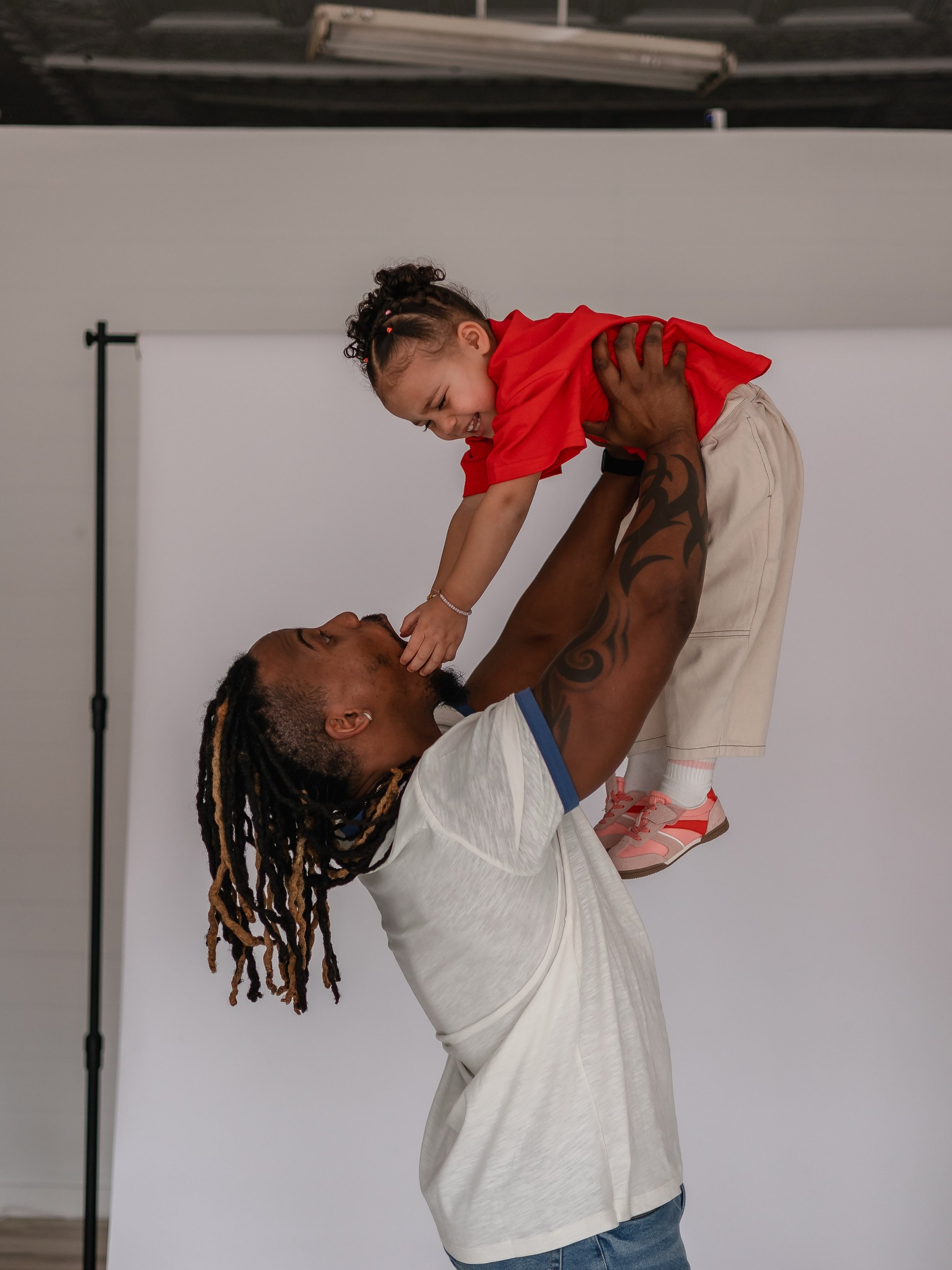 This family session is adorable. I&rsquo;m loving the playful candids and the funky colors 🦋

#ohiophotographer #familyphotos #studiosession
