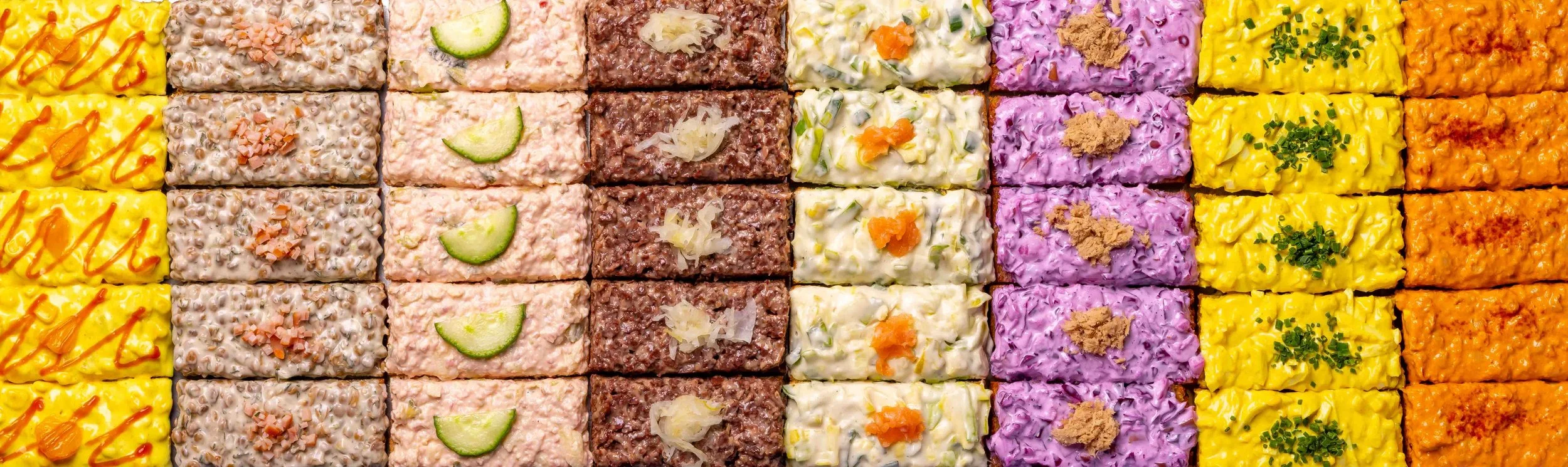 Bunte Auswahl an verschiedenen bunten Salatbuffet-Schalen mit unterschiedlichen Belägen und Garnierungen