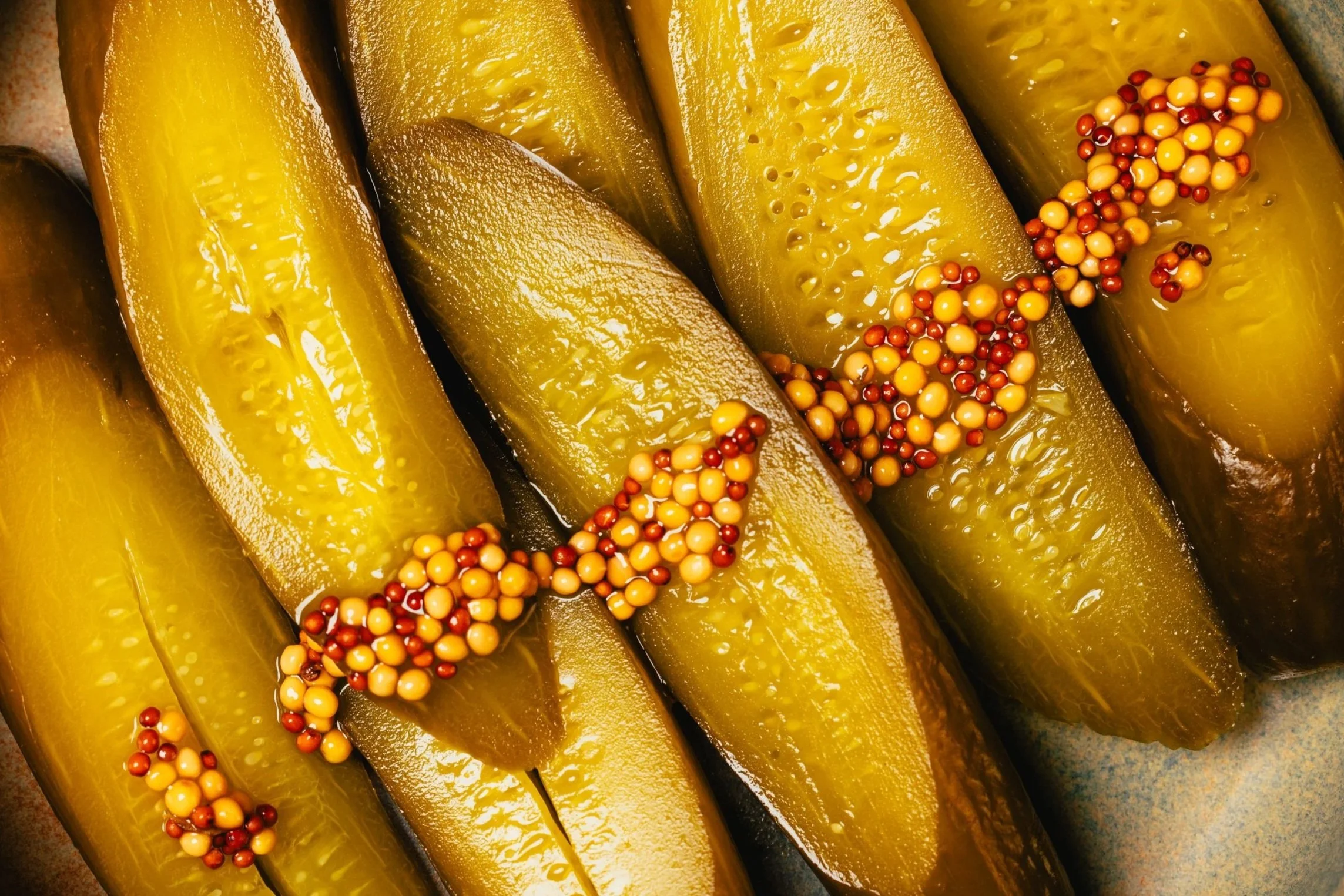 Gekochte Gurken mit Senfsamen