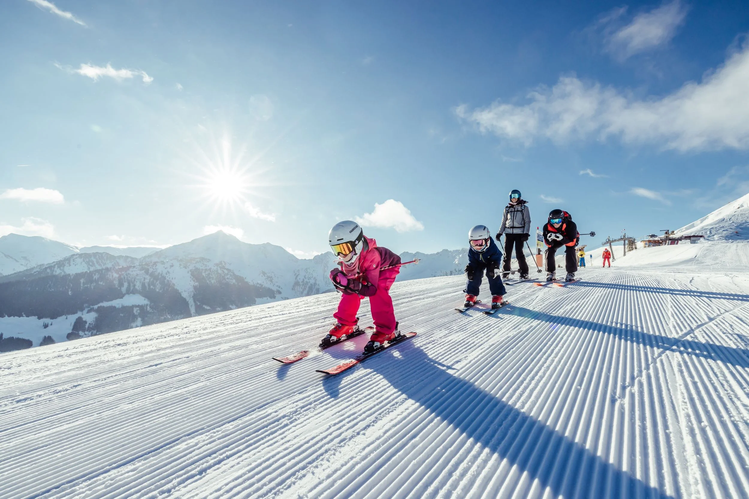Familienshooting Kinder Abfahrt Skigebiet Alpbach 2023.jpg