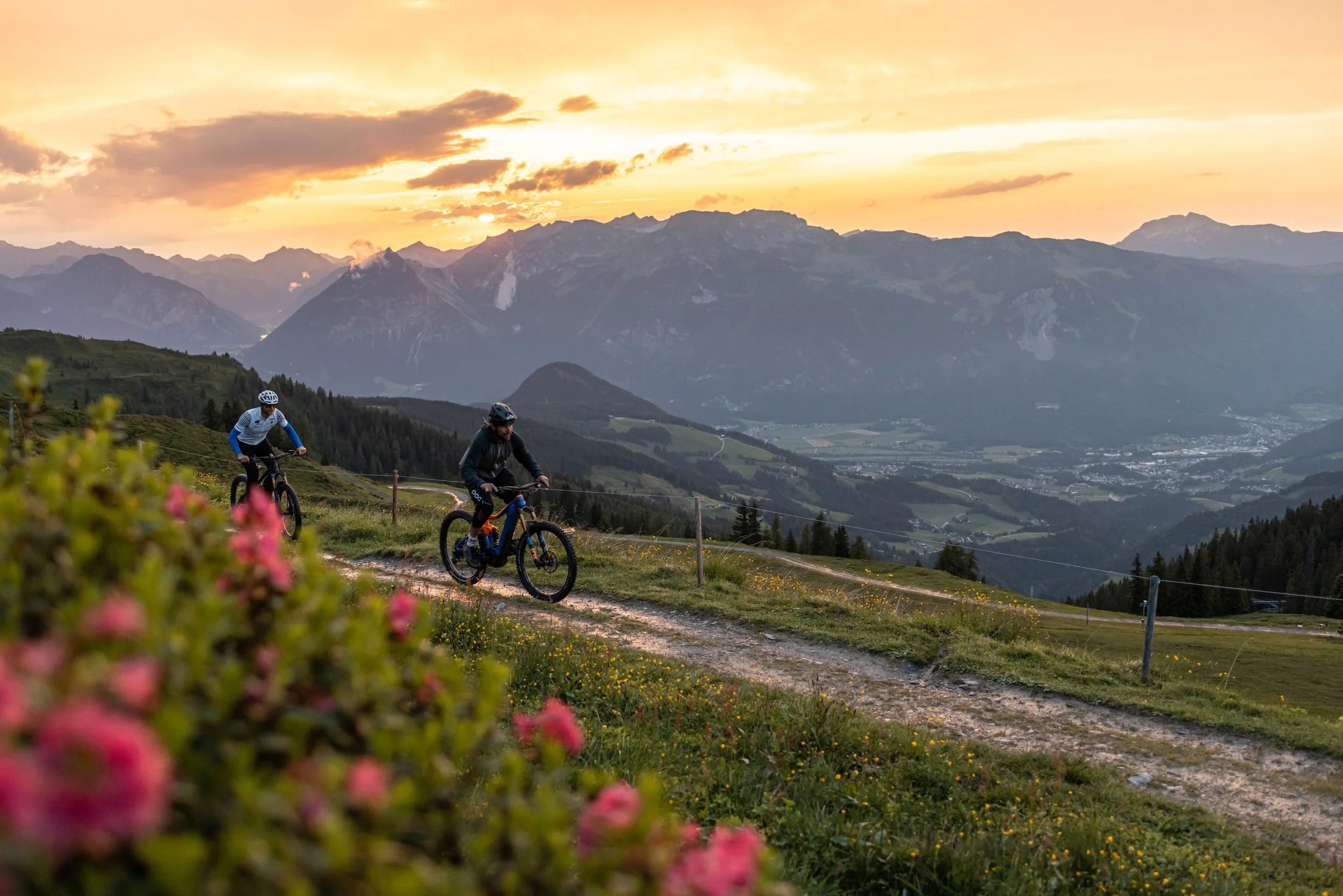 Bike_Tour_Sonnenuntergang_Kolber_Reith_Sommer_2023_Alpbachtal-Tourismus_Foto-shootandstyle-(4)-(2).jpg