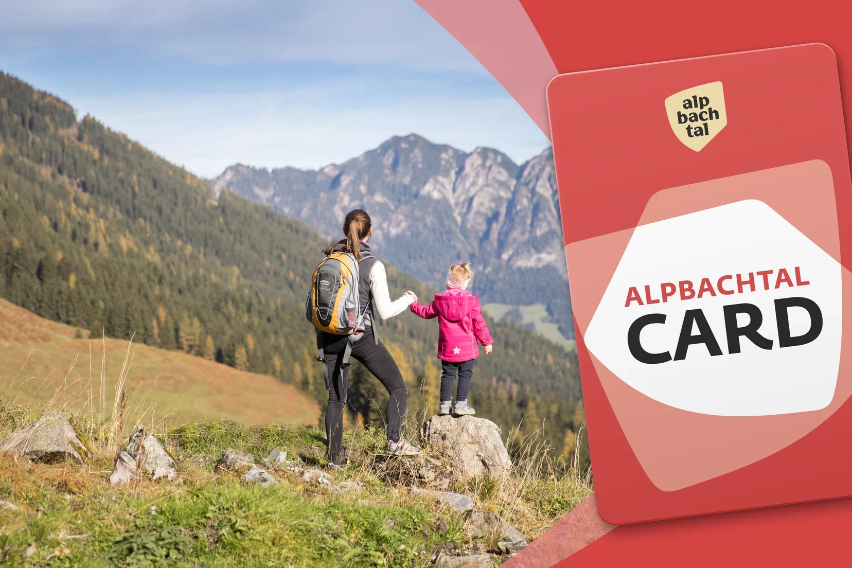Zwei Erwachsene und ein Kind beim Wandern in den Bergen, mit einem roten Karten-Design auf der rechten Seite, das den Text "Alpbachtal Card" und das Logo "alp bachtal" enthält.