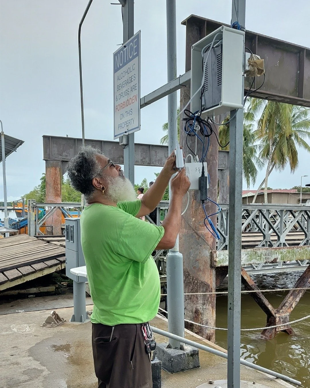 Field Update
---

Suriname is making important progress in getting its Electronic Monitoring off the ground under the REBYC-III CLME+ project.

During the visit of Alfredo Sfeir from Shellcatch, an IT network was set up in collaboration with personne